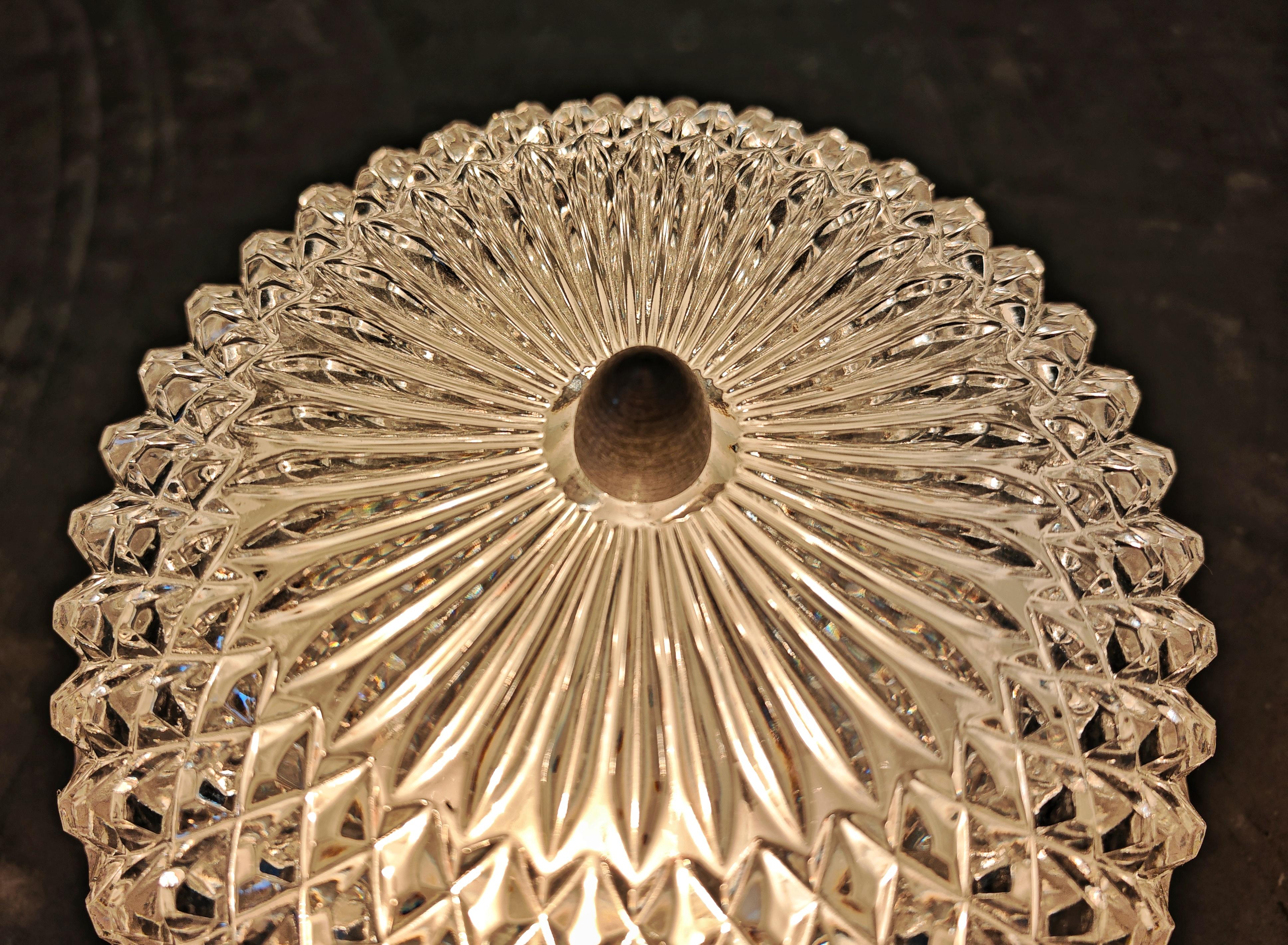 In questa inserzione troverai 3 splendide lampade da incasso o da parete del Mid Century a forma di cupola. Le lampade sono realizzate in cristallo e fissate a una base in alluminio. Realizzato in Germania Ovest negli anni '60.

Condizioni vintage