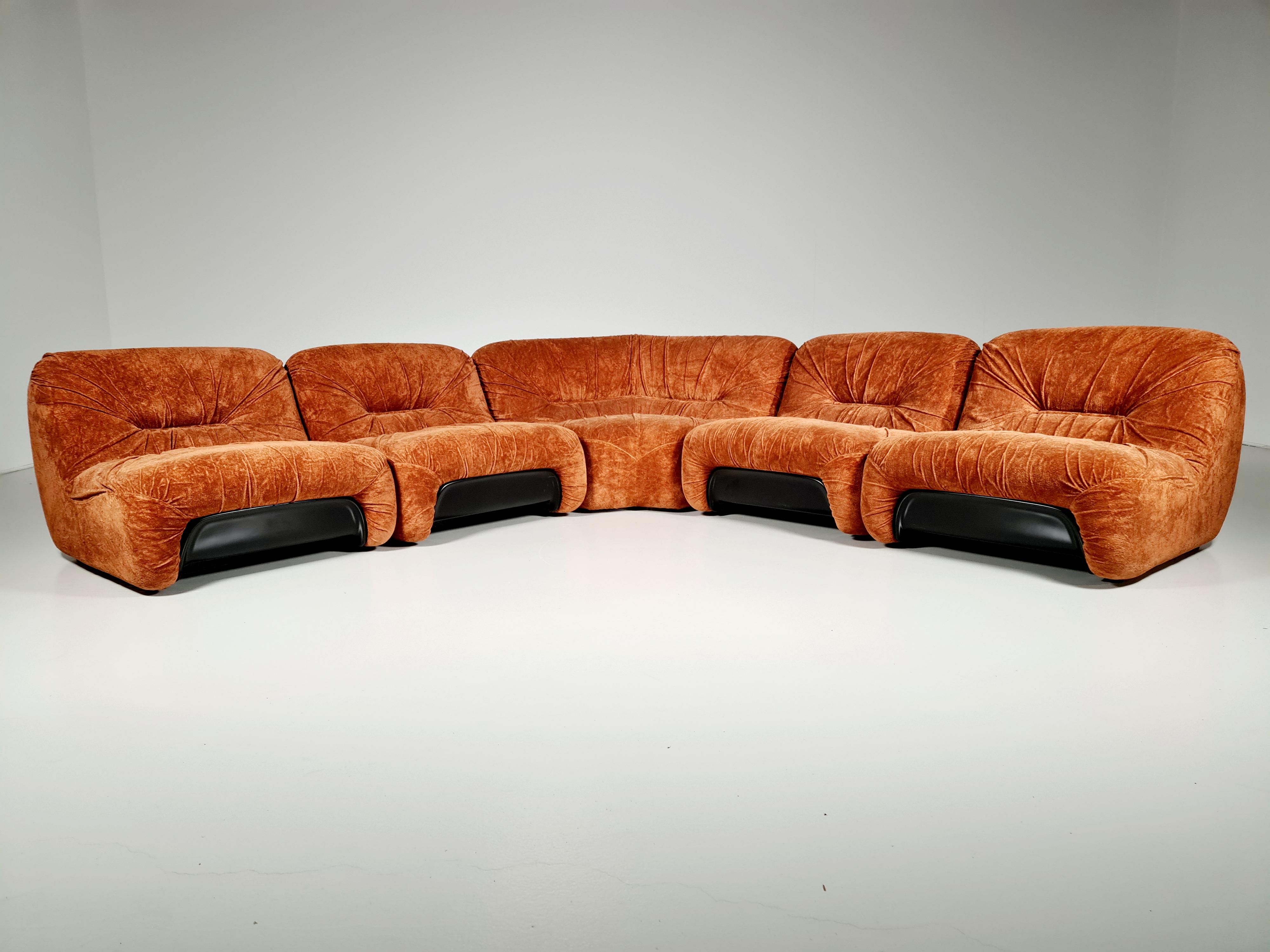 This rare Malu model sofa from 1P features a plastic shell and original fabric upholstery in amazing condition.
Their padding is in polyurethane foam (with the patented DEDIFLEX system) that completely envelops the guest, making it extremely