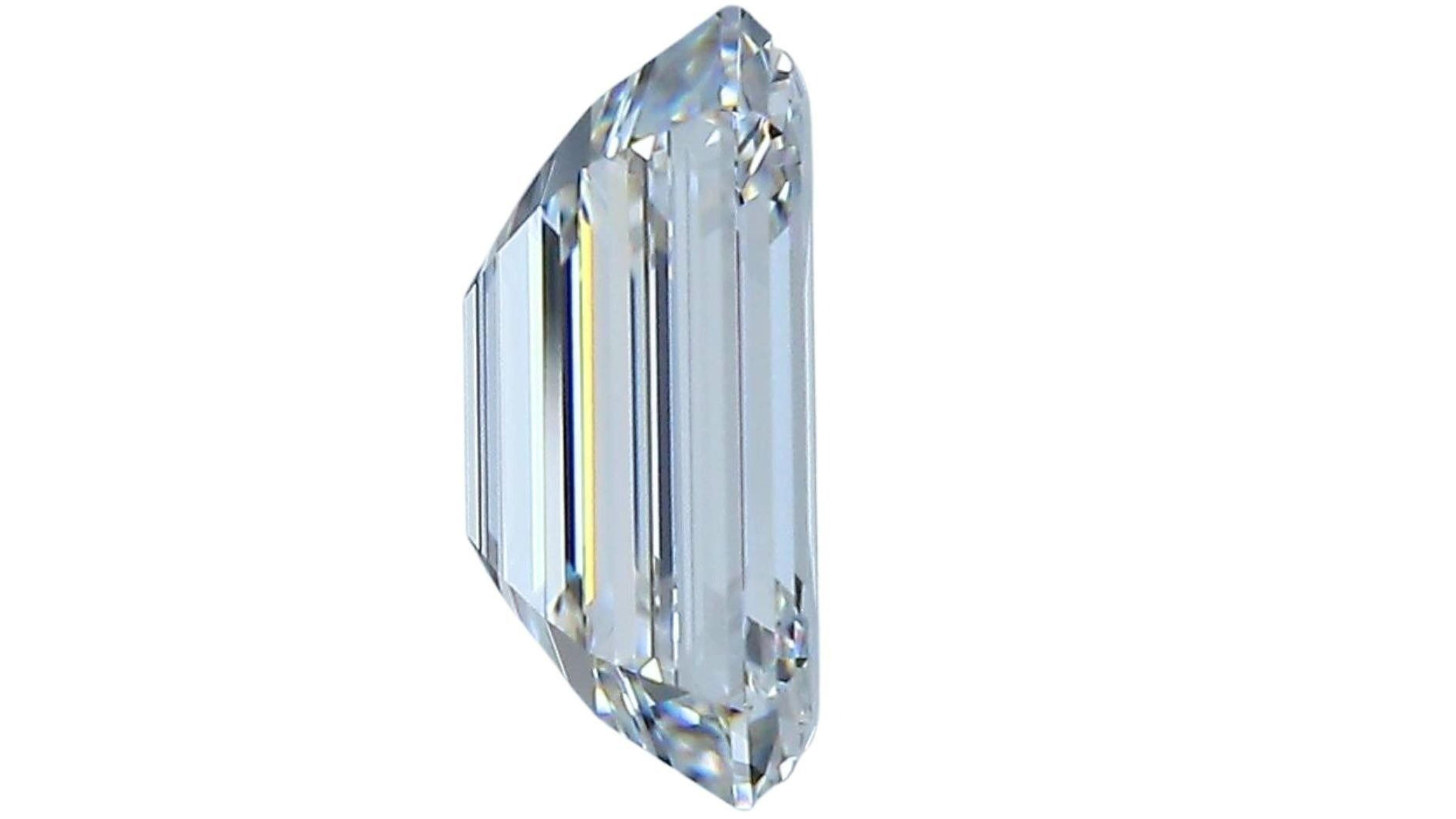 1pc. Shimmering 2.44 Carat Emerald Cut Natural Diamond In New Condition For Sale In רמת גן, IL