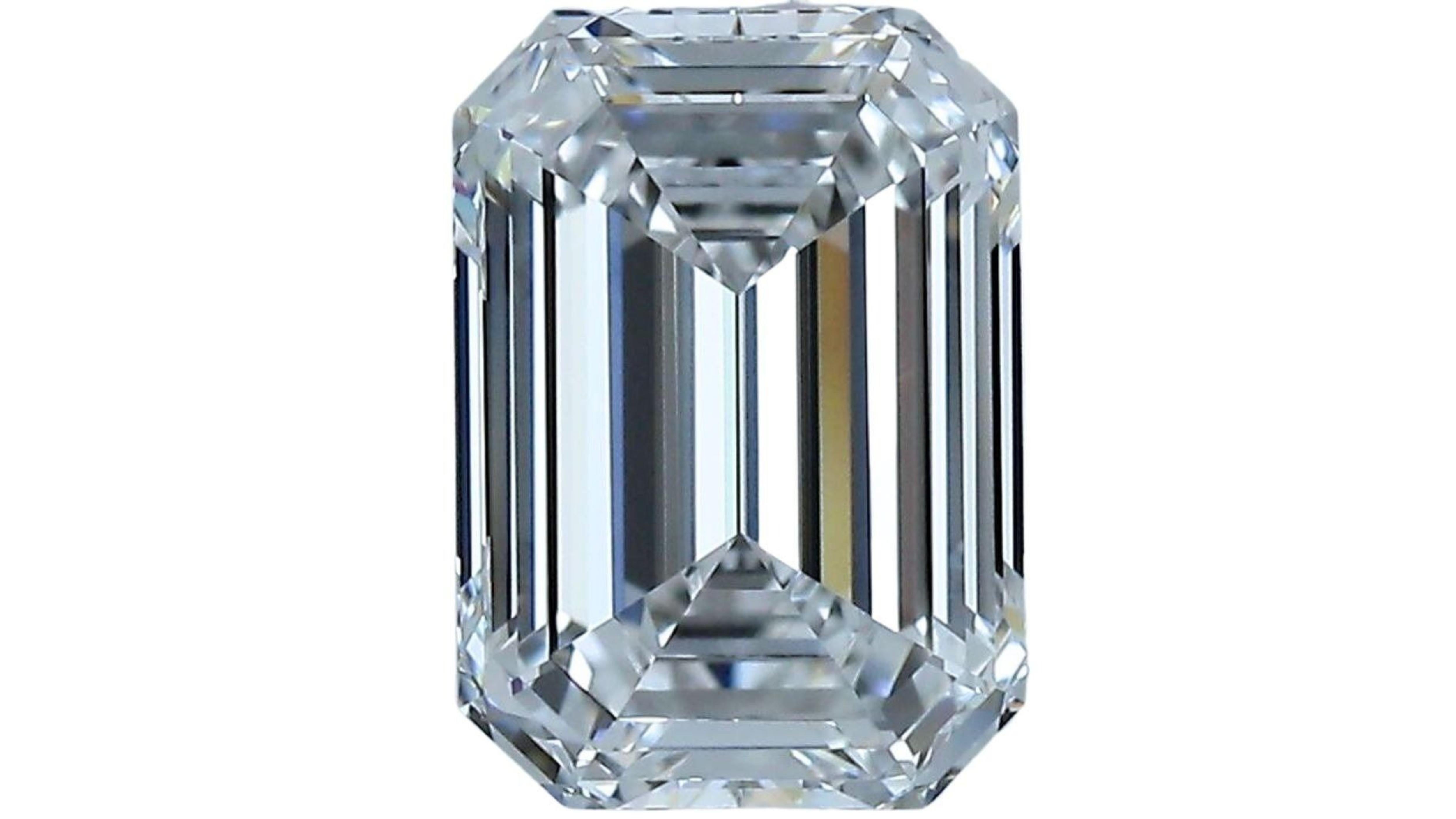 1pc. Shimmering 2.44 Carat Emerald Cut Natural Diamond For Sale 2
