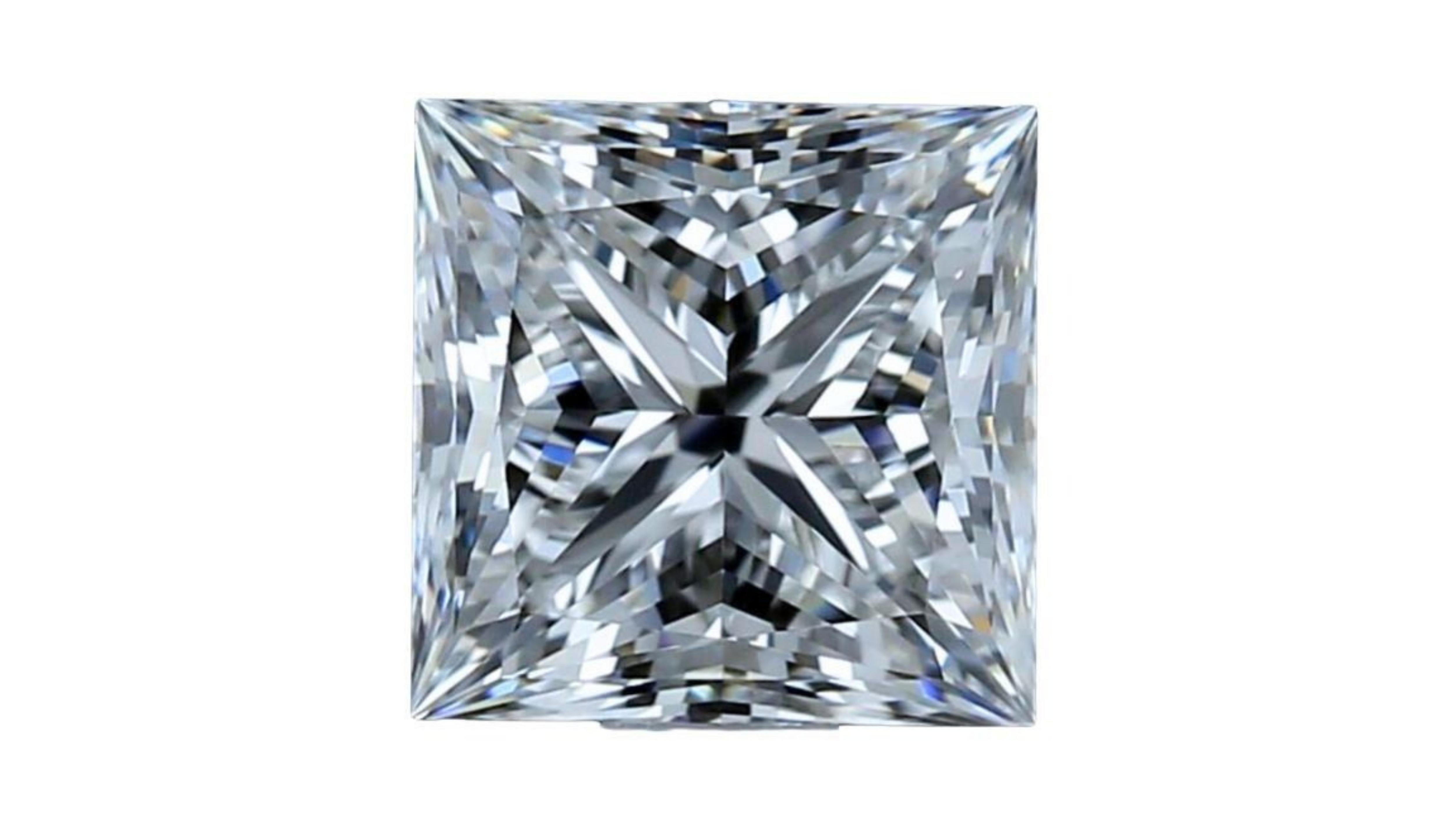 Il s'agit d'un diamant de 1,5 carat G VS1 de très bon poli et de bonne symétrie, de forme carrée, modifié en brillant. Elle est certifiée GIA et porte un numéro d'inscription au laser. Le diamant est en excellent état et présente un aspect