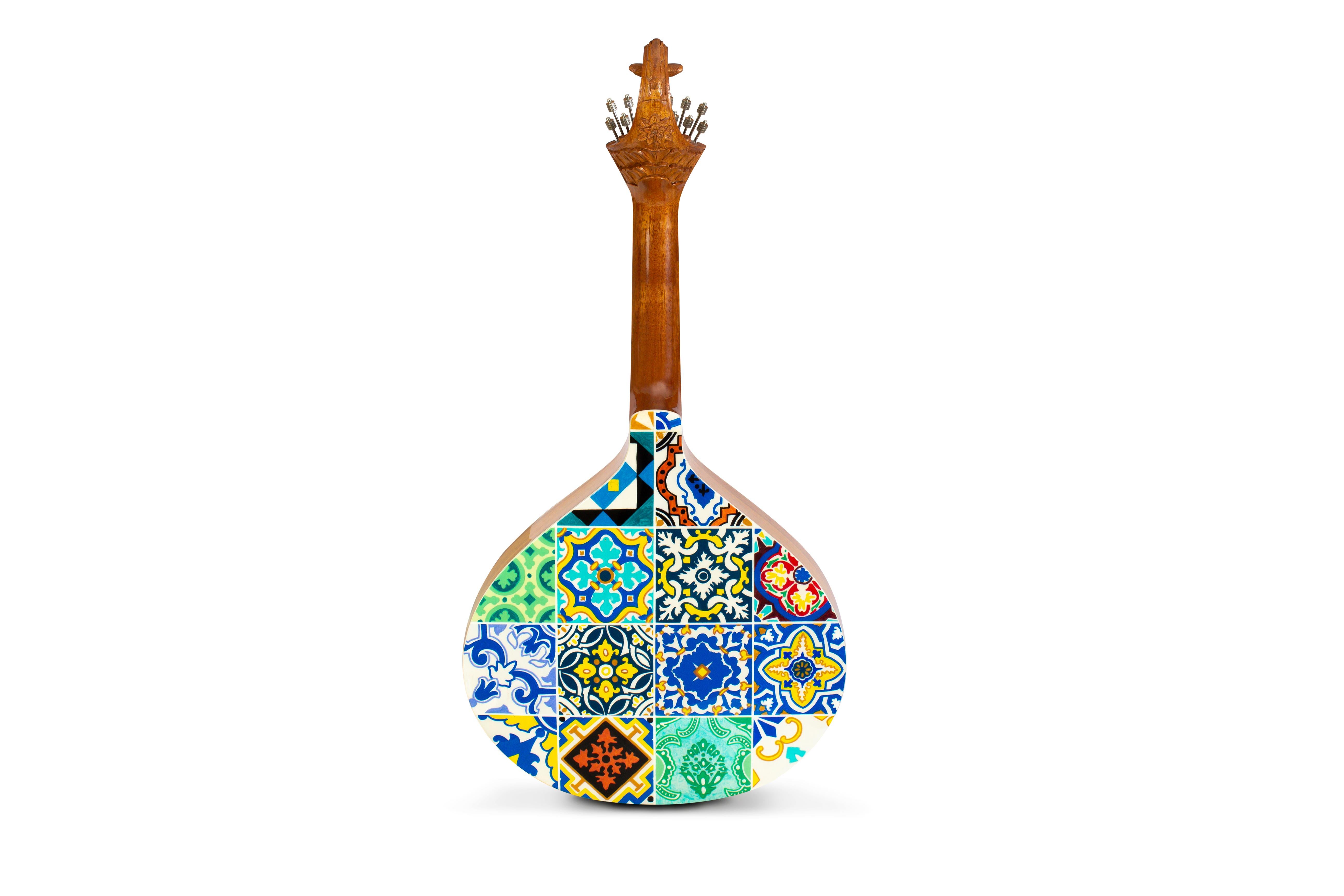 The Azulejo II Portuguese guitar is a tribute to the artistic expression of a nation. The history of the people is transcribed to the original ceramic pieces, painted in contrasting colors, which decorate the walls of the seaside country: the tiles,