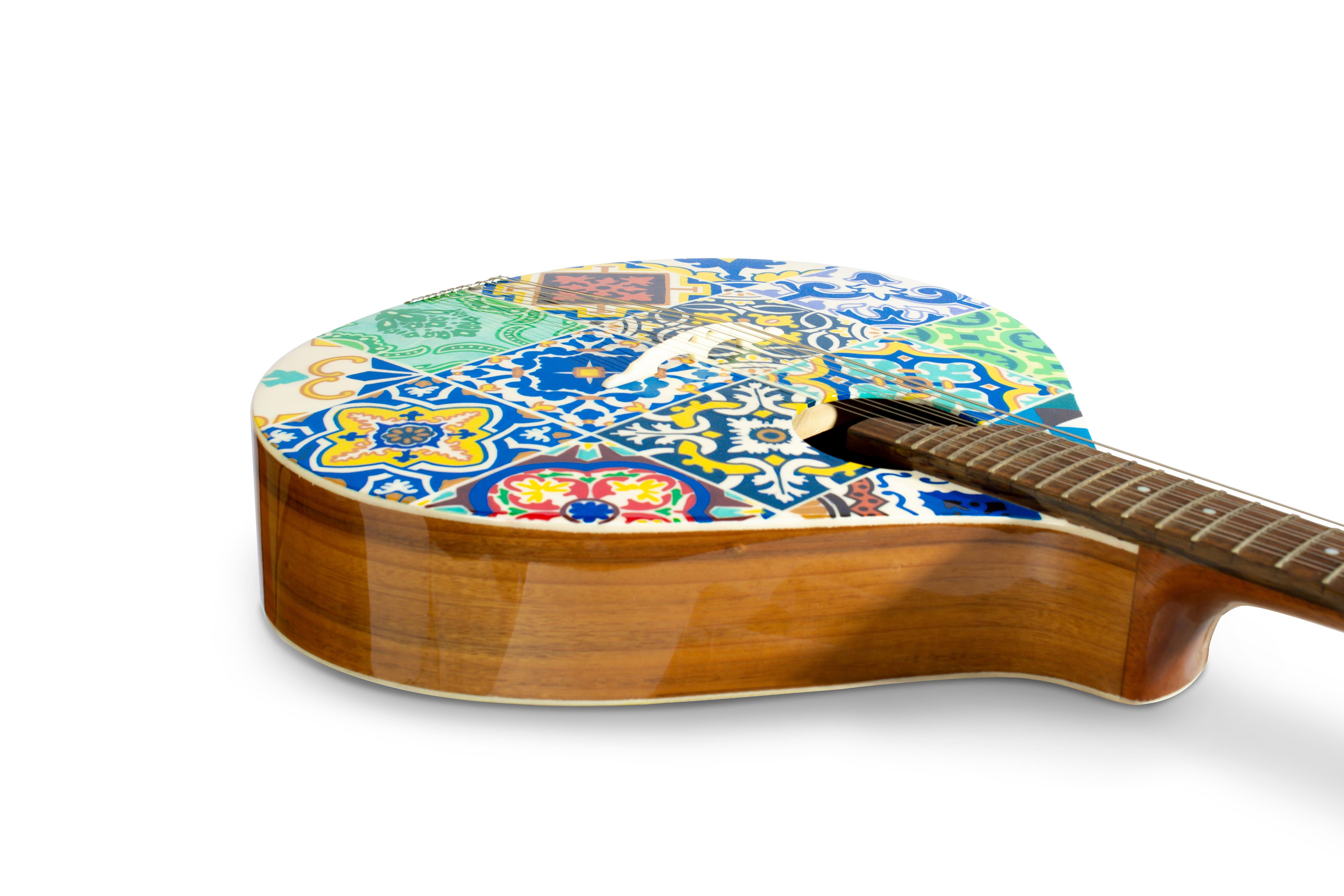 XXIe siècle et contemporain Guitare Azulejo II du 1er siècle peinte à la main par Malabar en vente