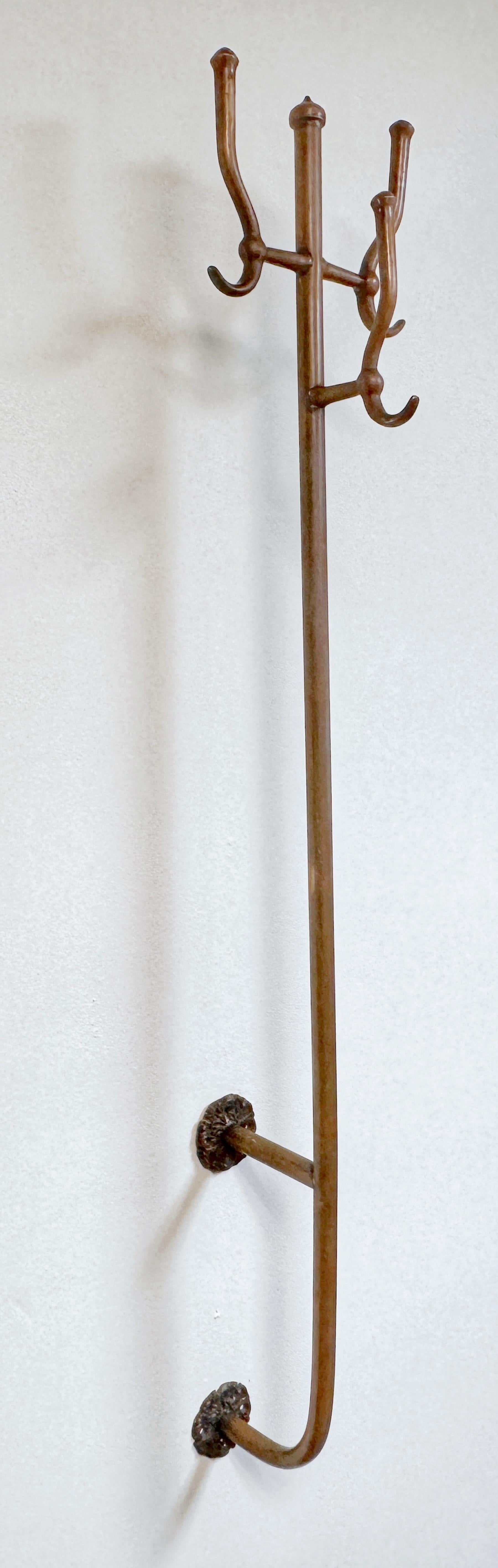 Porte-manteau et porte-chapeau en laiton en forme de trident pour navire, train ou salon de 1ère classe - Vers 1890

Cet exceptionnel porte-manteau et porte-chapeau à trident en laiton, datant de la fin du XIXe siècle ou du début du XXe siècle, est