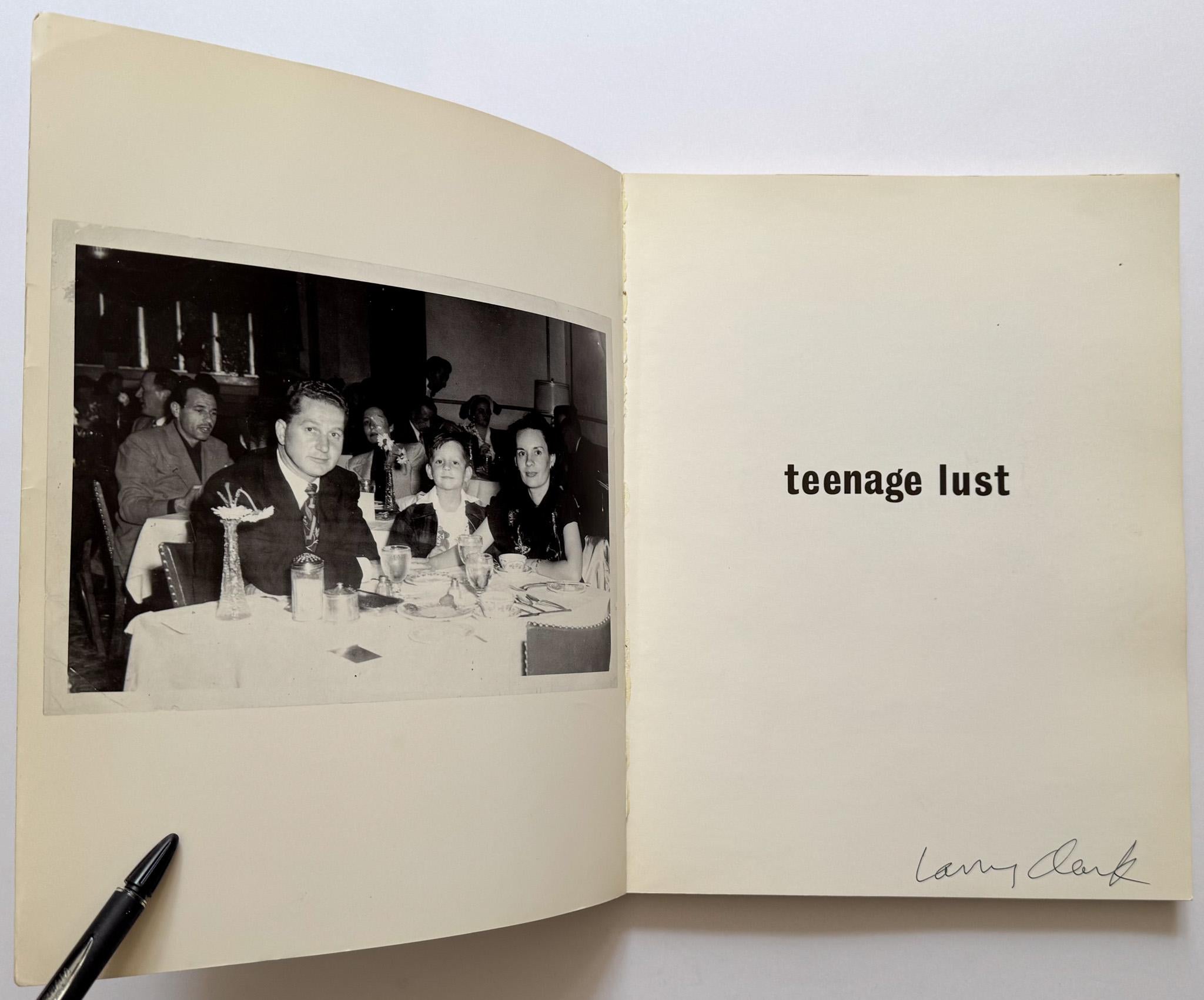 Erste Ausgabe von Larry Clarks kultigem zweiten Fotoband (nach Tulsa von 1971), der eine ausschweifende jugendliche Subkultur dokumentiert und verewigt. Im Selbstverlag 1983. Es ist kontrovers, explizit und düster, aber dennoch kraftvoll und