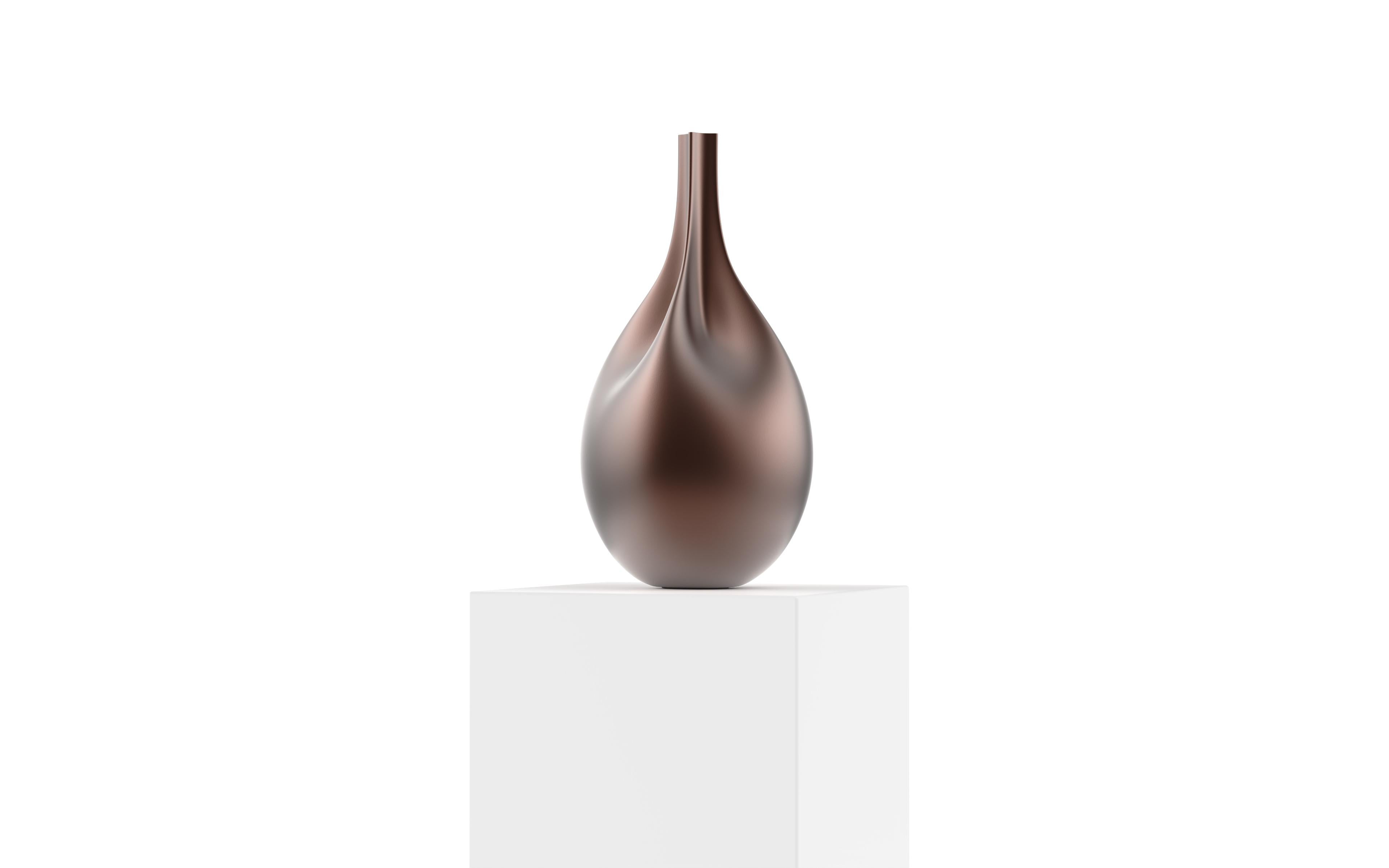 The 1st edition Aero Vase by Mattice Boets is a luxurious masterpiece that effortlessly fuses organic design, modern art, and elevated functionality. Each Aero vase is 3D printed using state-of-the-art technology and then meticulously finished by