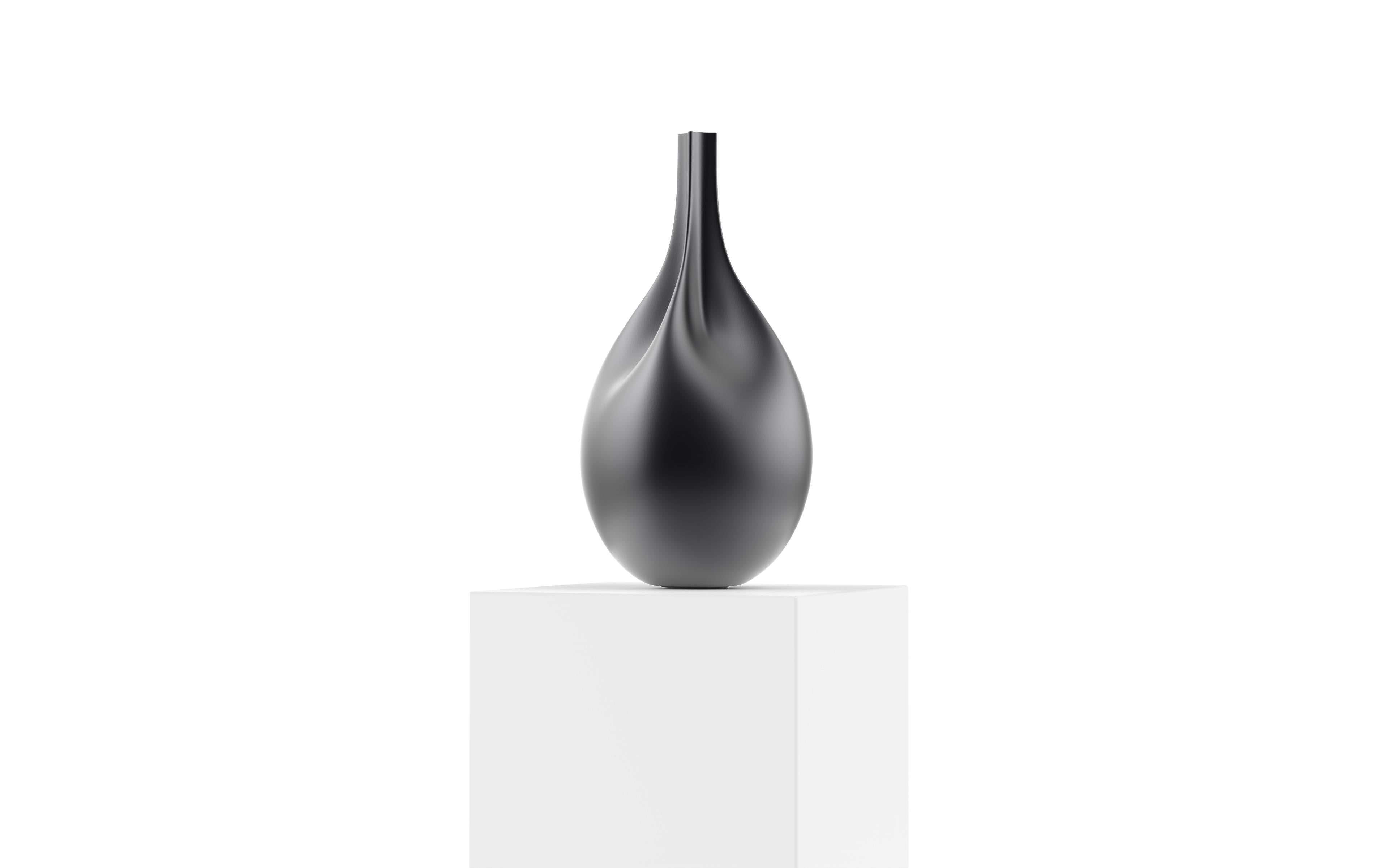 La première édition du vase Aeros de Mattice Boet est un chef-d'œuvre luxueux qui fusionne sans effort le design organique, l'art moderne et une fonctionnalité élevée. Chaque vase Aeros est imprimé en 3D à l'aide d'une technologie de pointe, puis