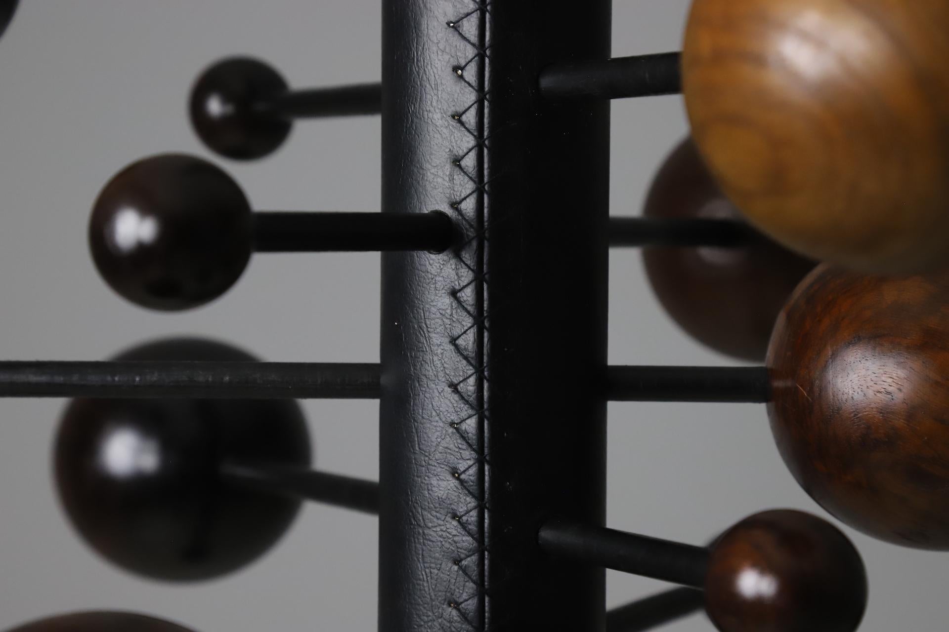 Première édition du porte-manteau AT16 par Osvaldo Borsani pour Tecno, vers 1961 en vente 2