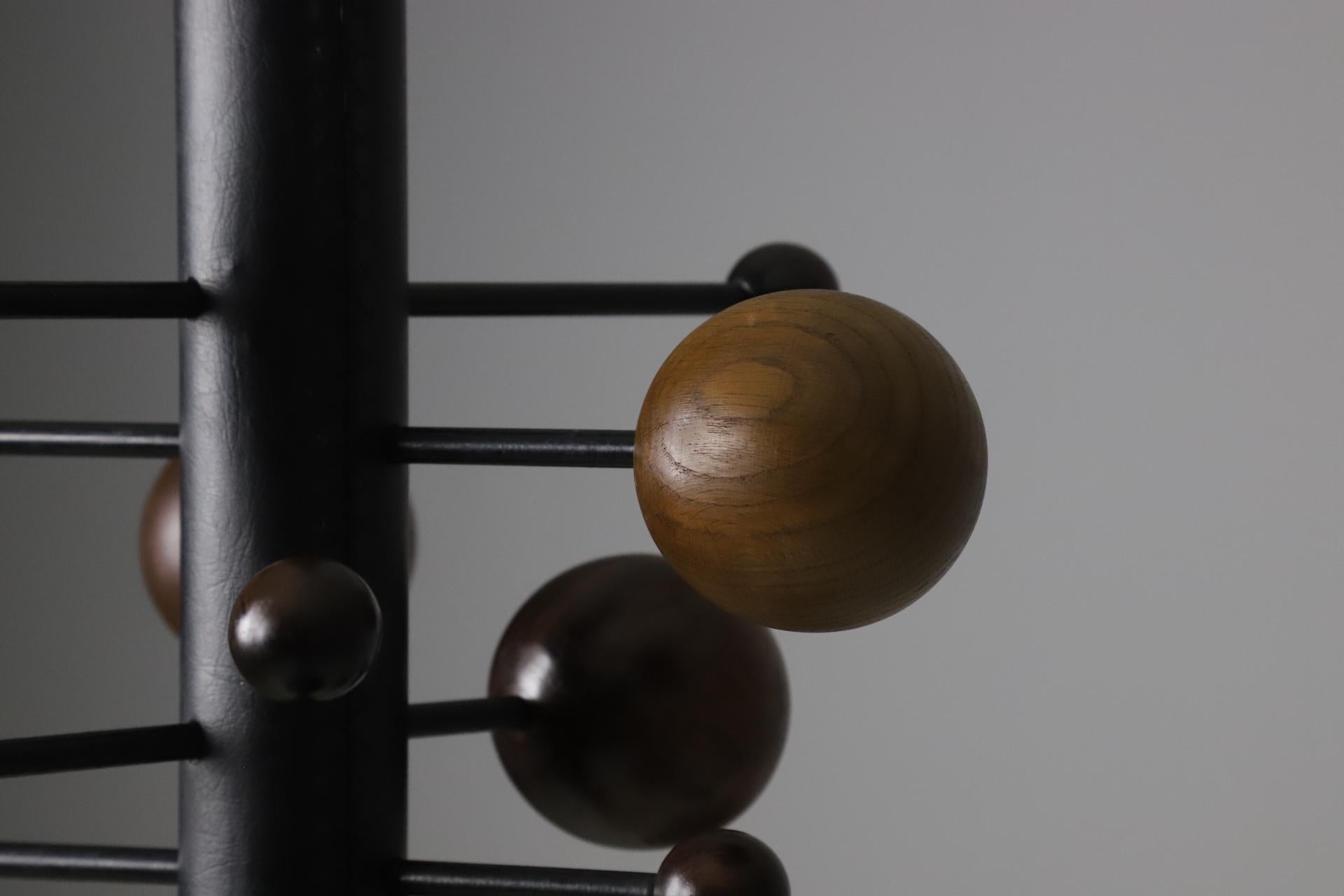 Première édition du porte-manteau AT16 par Osvaldo Borsani pour Tecno, vers 1961 en vente 3