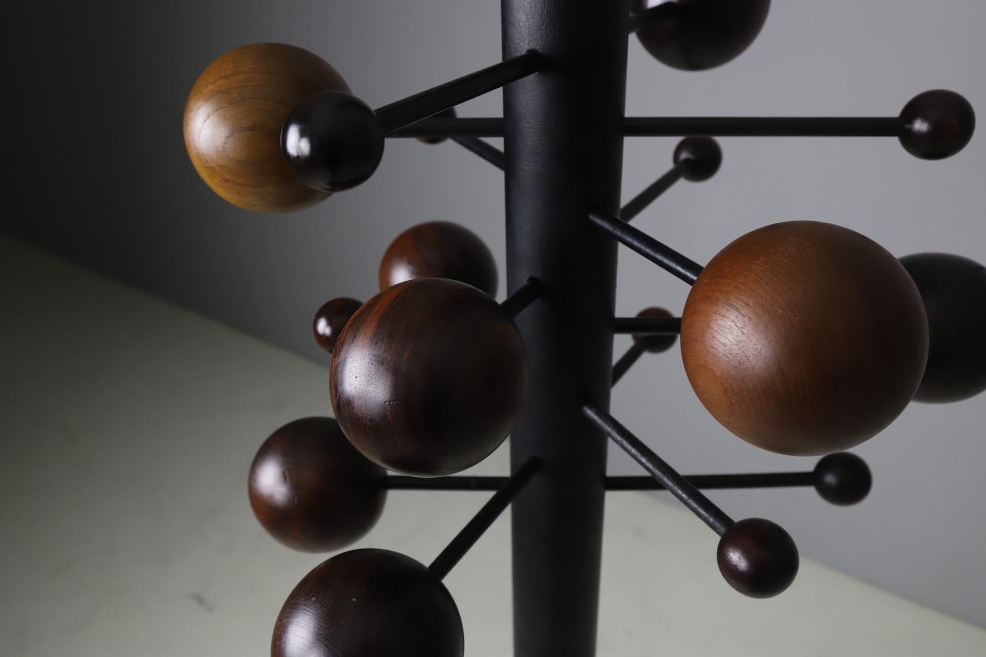 Première édition du porte-manteau AT16 par Osvaldo Borsani pour Tecno, vers 1961 en vente 4