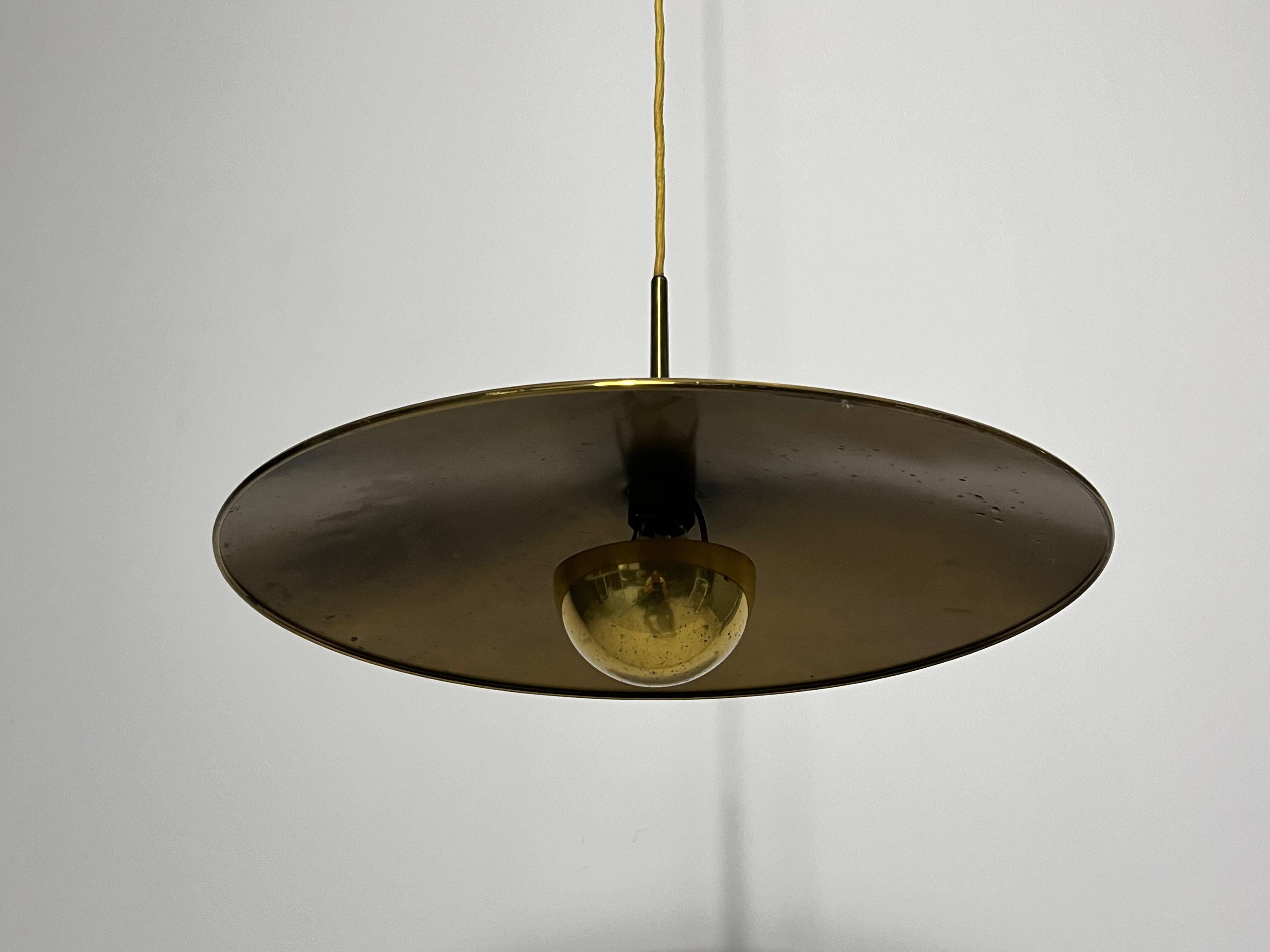 Lampada a sospensione in ottone 1st Edition con contrappeso di Florian Schulz, anni '60 in vendita 4