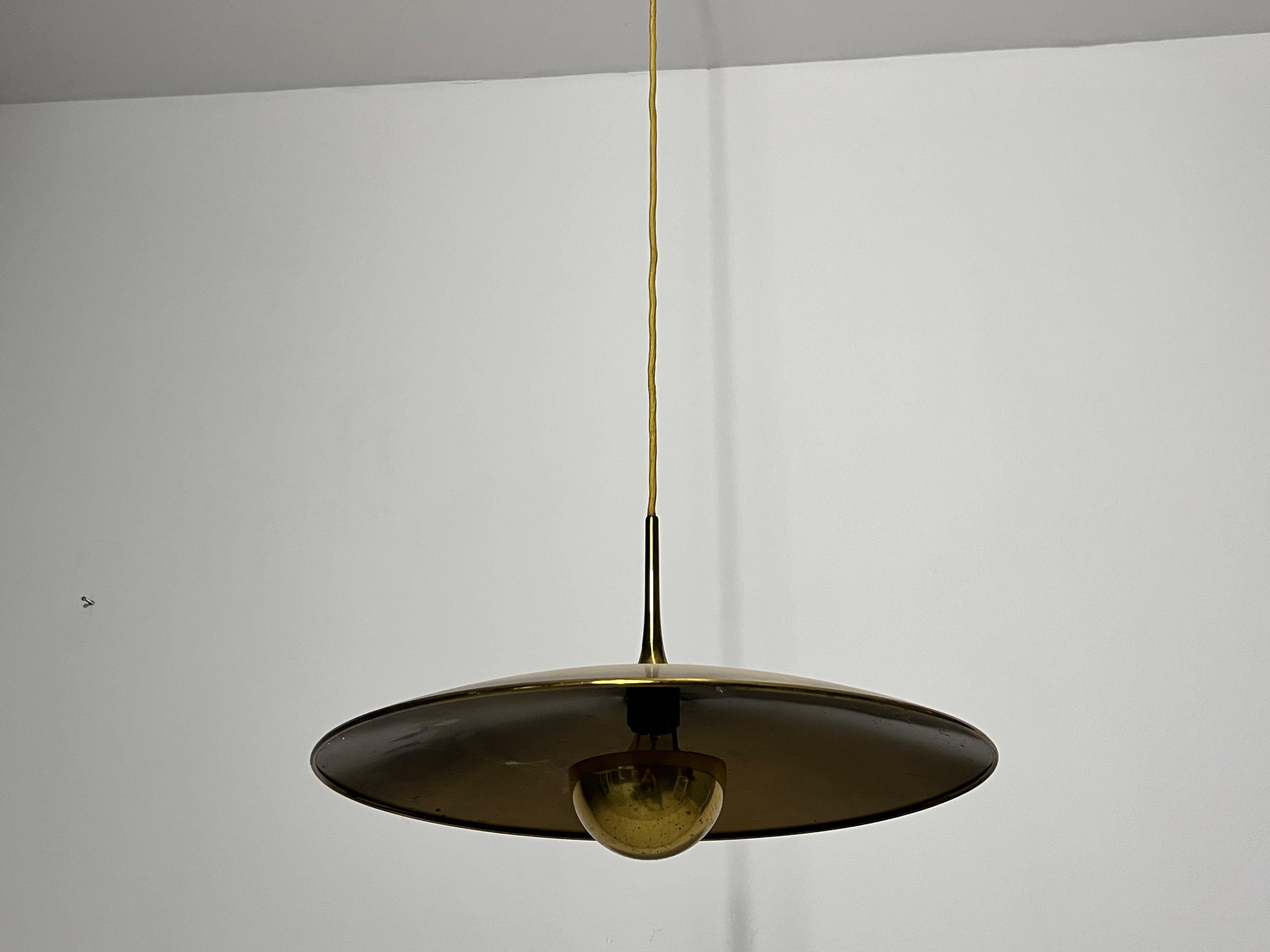 Lampada a sospensione in ottone 1st Edition con contrappeso di Florian Schulz, anni '60 in vendita 7
