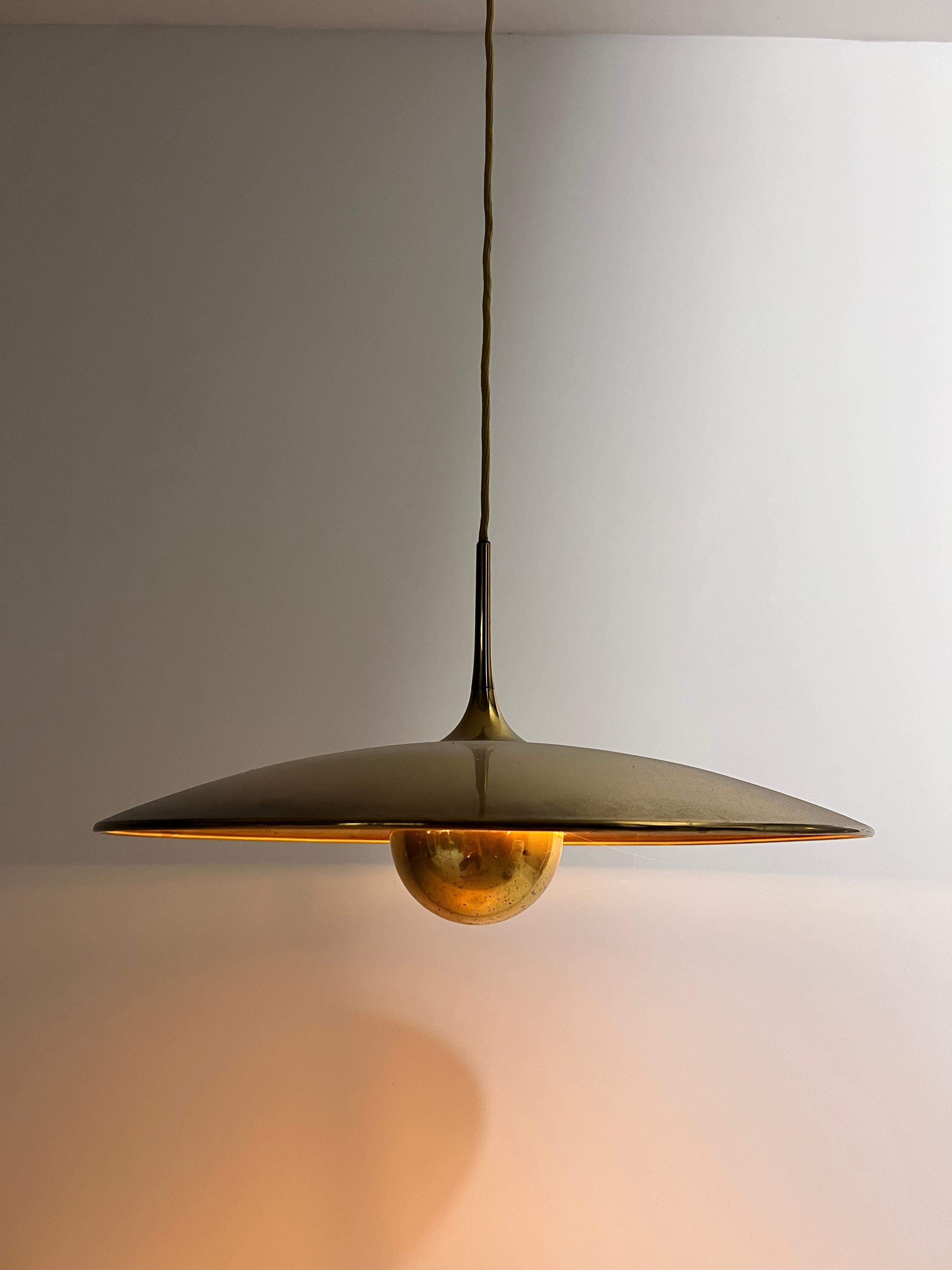 Lampada a sospensione in ottone 1st Edition con contrappeso di Florian Schulz, anni '60 in vendita 8