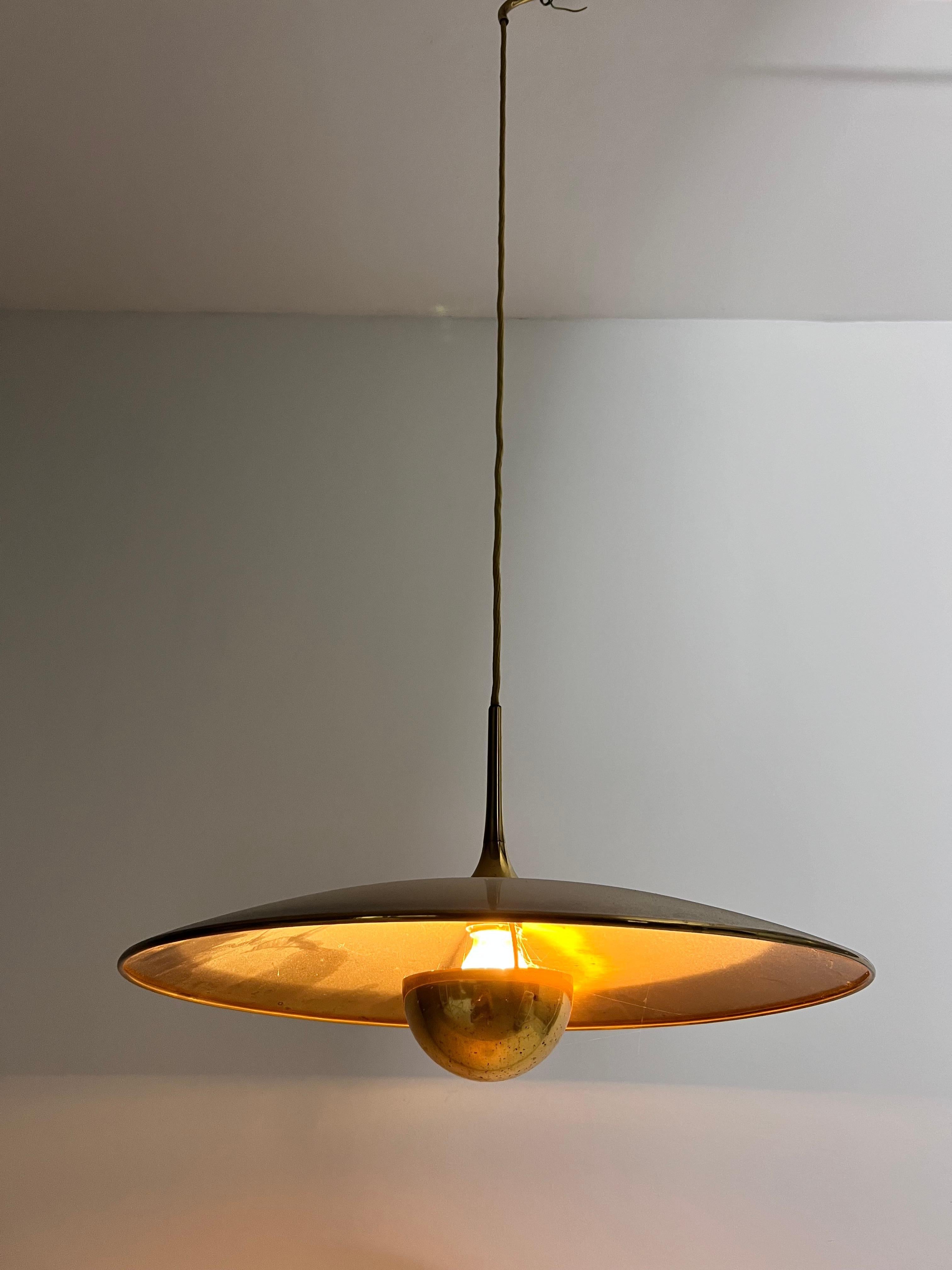 Lampada a sospensione in ottone 1st Edition con contrappeso di Florian Schulz, anni '60 in vendita 9