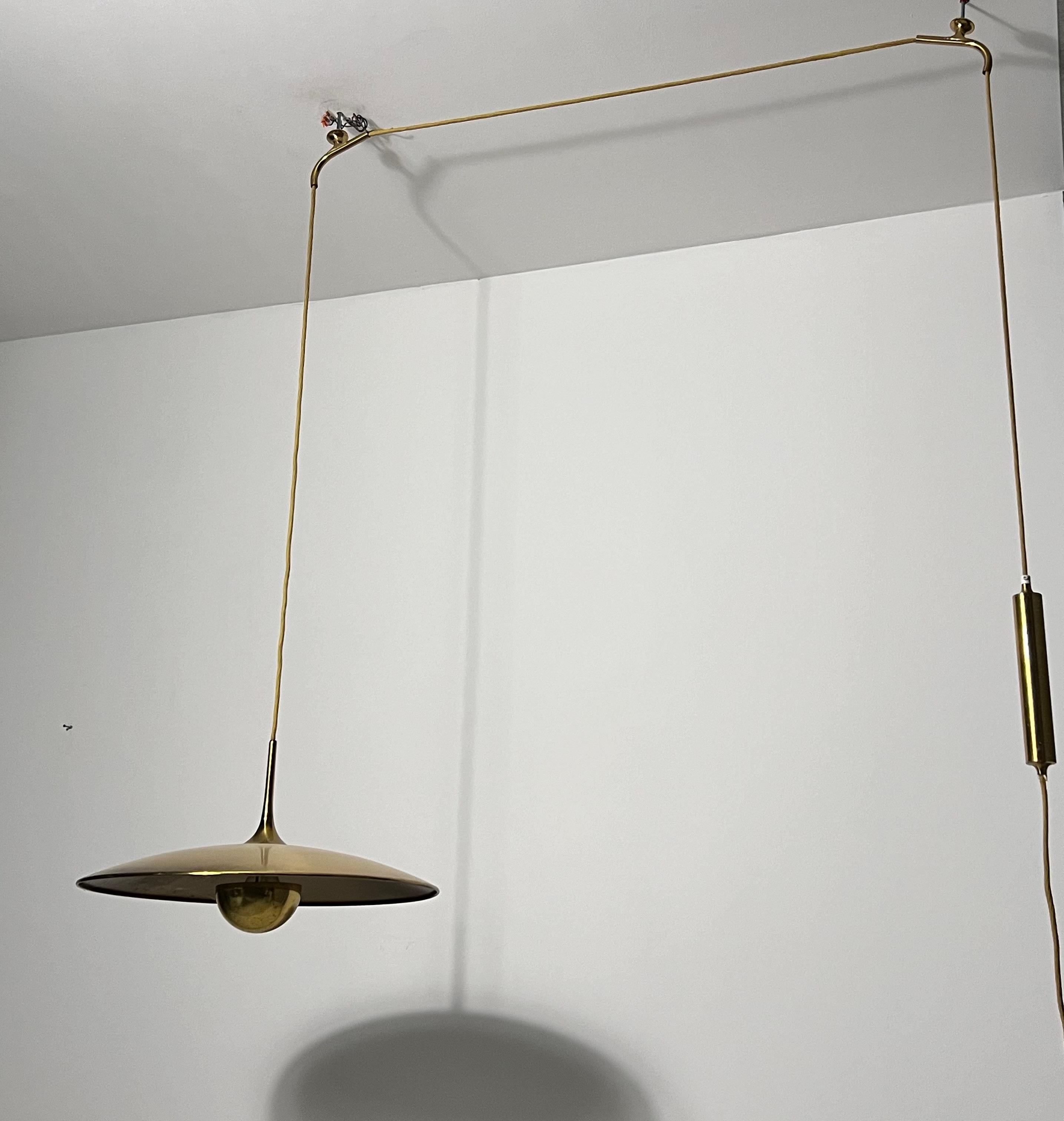 Descrizione del prodotto: Prima edizione del ciondolo Counter Balance di Florian Schulz, anni '50, Germania Disegnata da Florian Schulz e realizzata in Germania negli anni '50, questa lampada a sospensione è la prima versione del suo iconico design