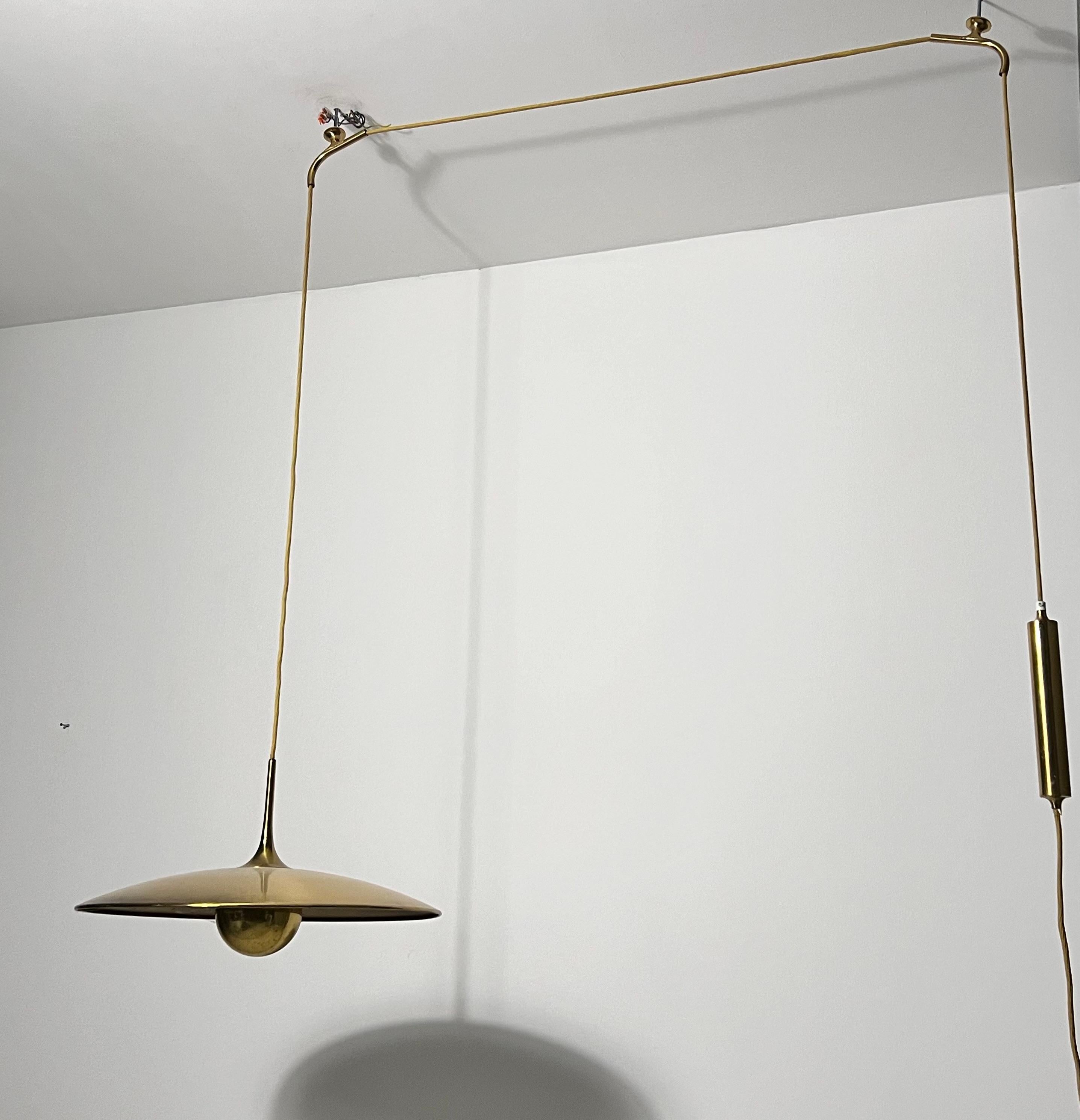 Mid-Century moderno Lampada a sospensione in ottone 1st Edition con contrappeso di Florian Schulz, anni '60 in vendita