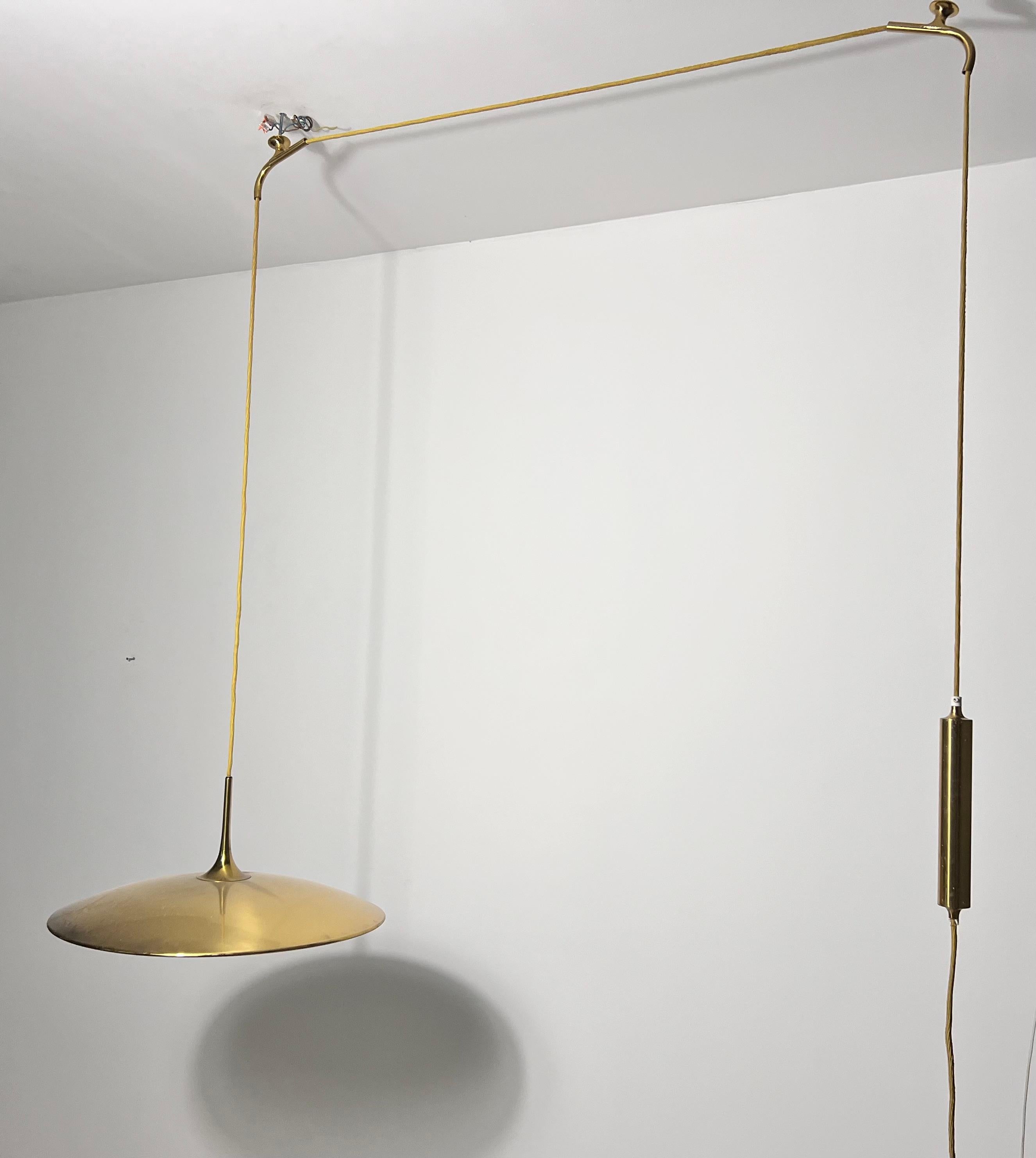 Tedesco Lampada a sospensione in ottone 1st Edition con contrappeso di Florian Schulz, anni '60 in vendita