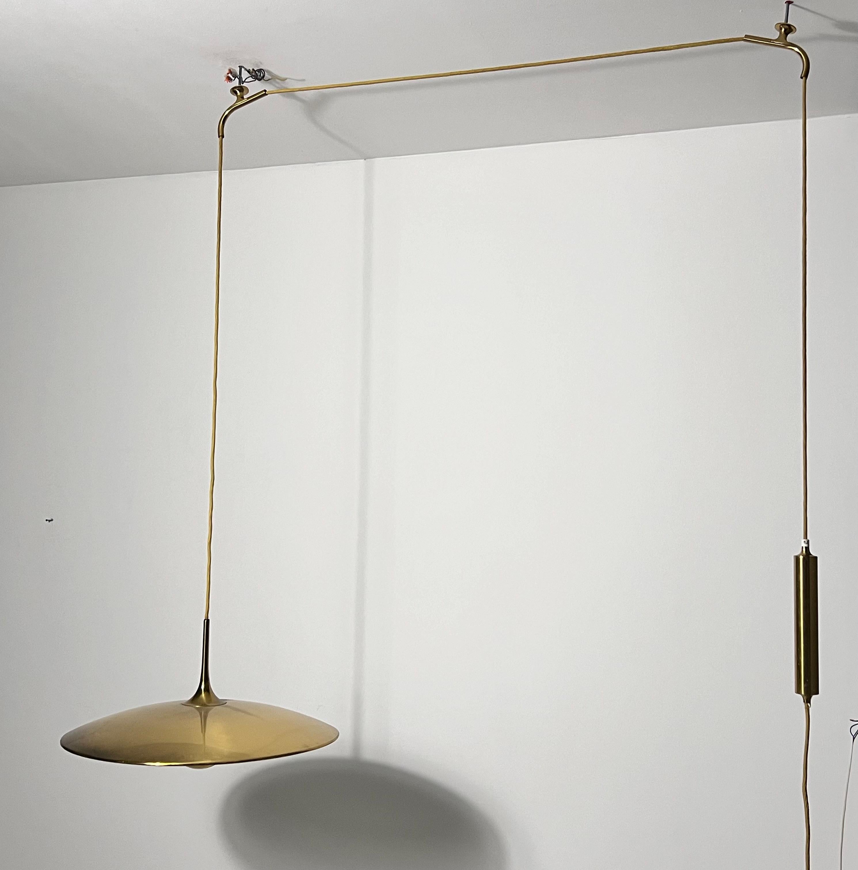 Lampada a sospensione in ottone 1st Edition con contrappeso di Florian Schulz, anni '60 In condizioni buone in vendita a Hagenbach, DE