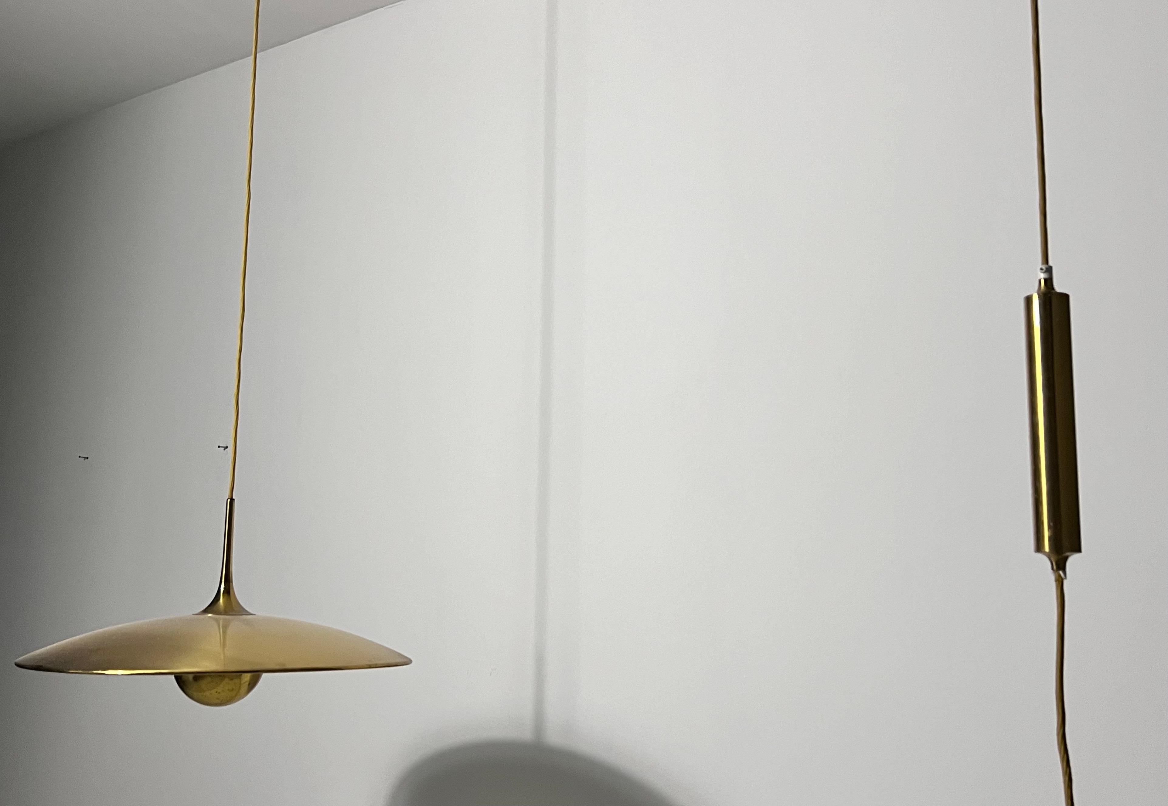 Metà XX secolo Lampada a sospensione in ottone 1st Edition con contrappeso di Florian Schulz, anni '60 in vendita