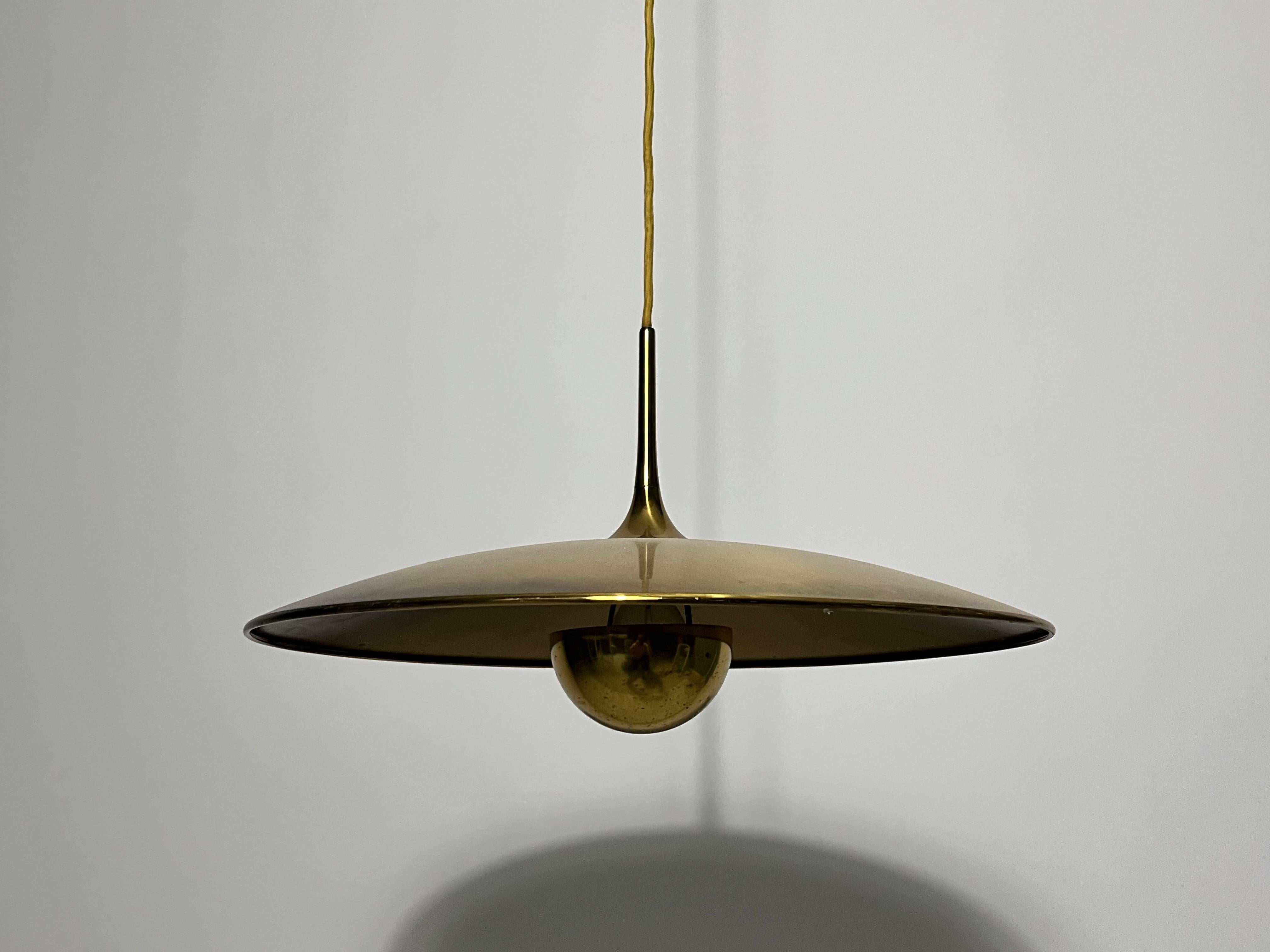 Lampada a sospensione in ottone 1st Edition con contrappeso di Florian Schulz, anni '60 in vendita 1