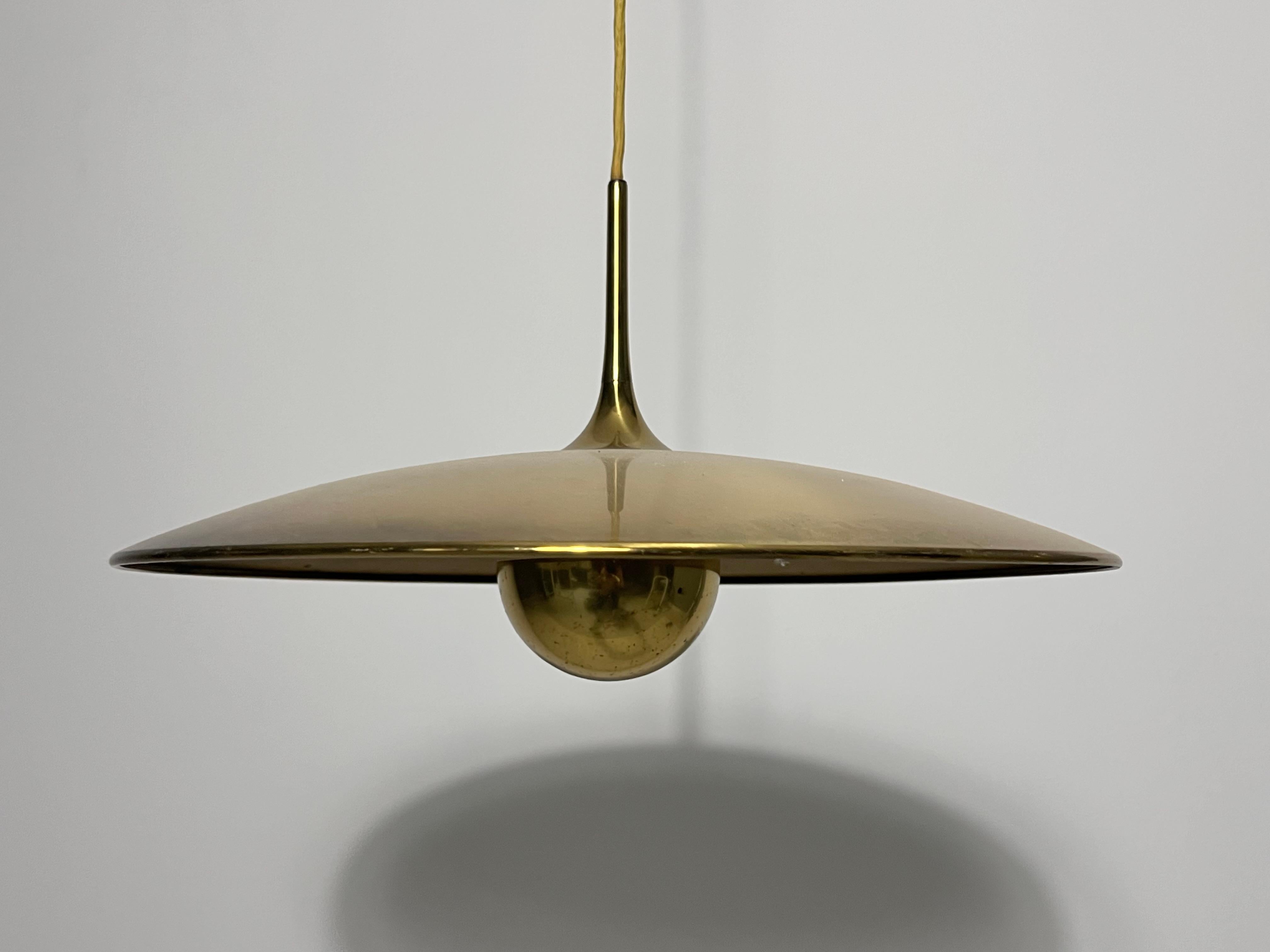 Lampada a sospensione in ottone 1st Edition con contrappeso di Florian Schulz, anni '60 in vendita 2
