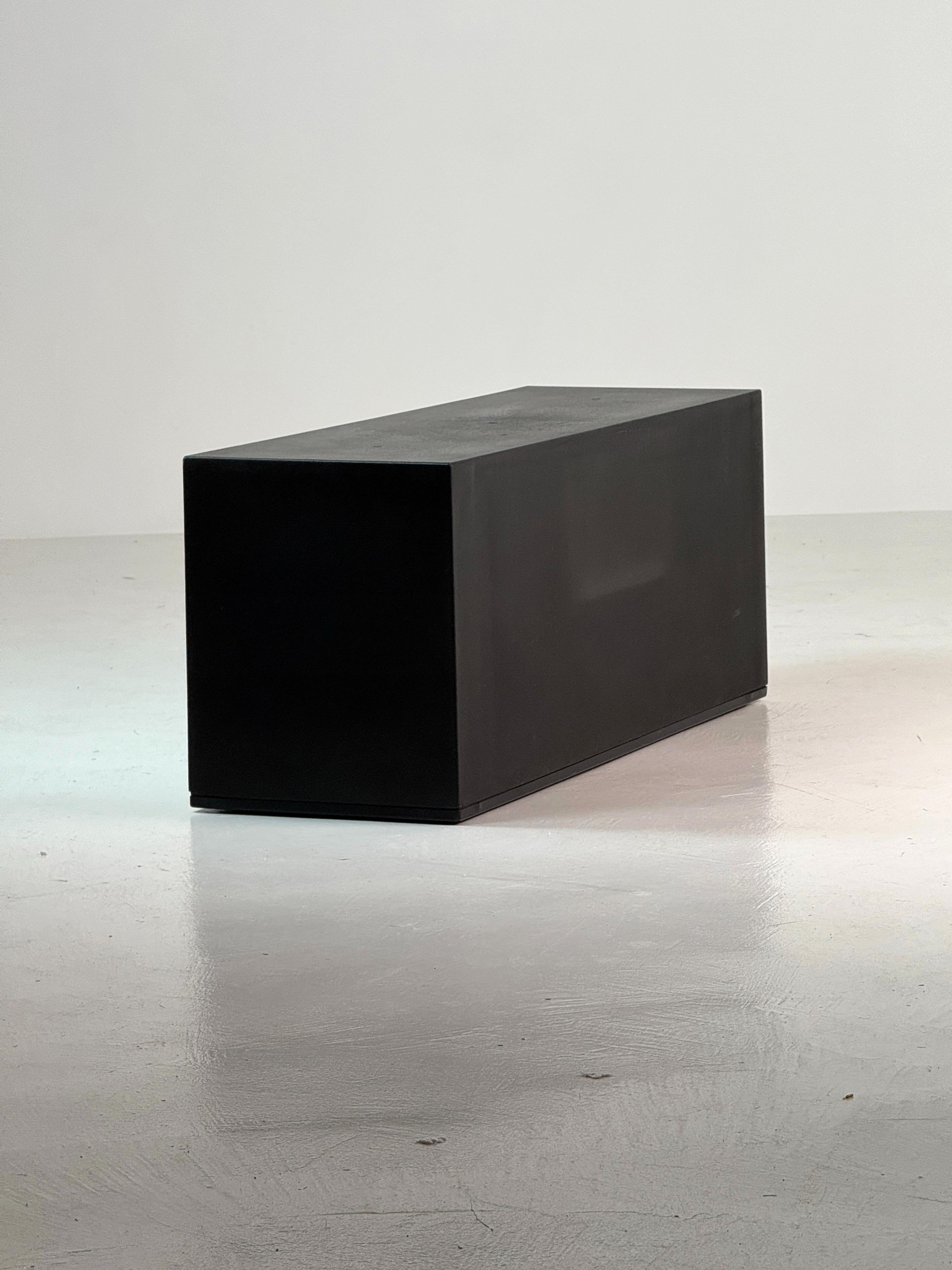 1st Edition C&B, Italy 1971 — Single Module from the “Gli Scacchi” Series Designed by Mario Bellini

This rare first-edition piece, produced by C&B Italia in 1971, comes from the celebrated “Gli Scacchi” series designed by Mario Bellini. With its