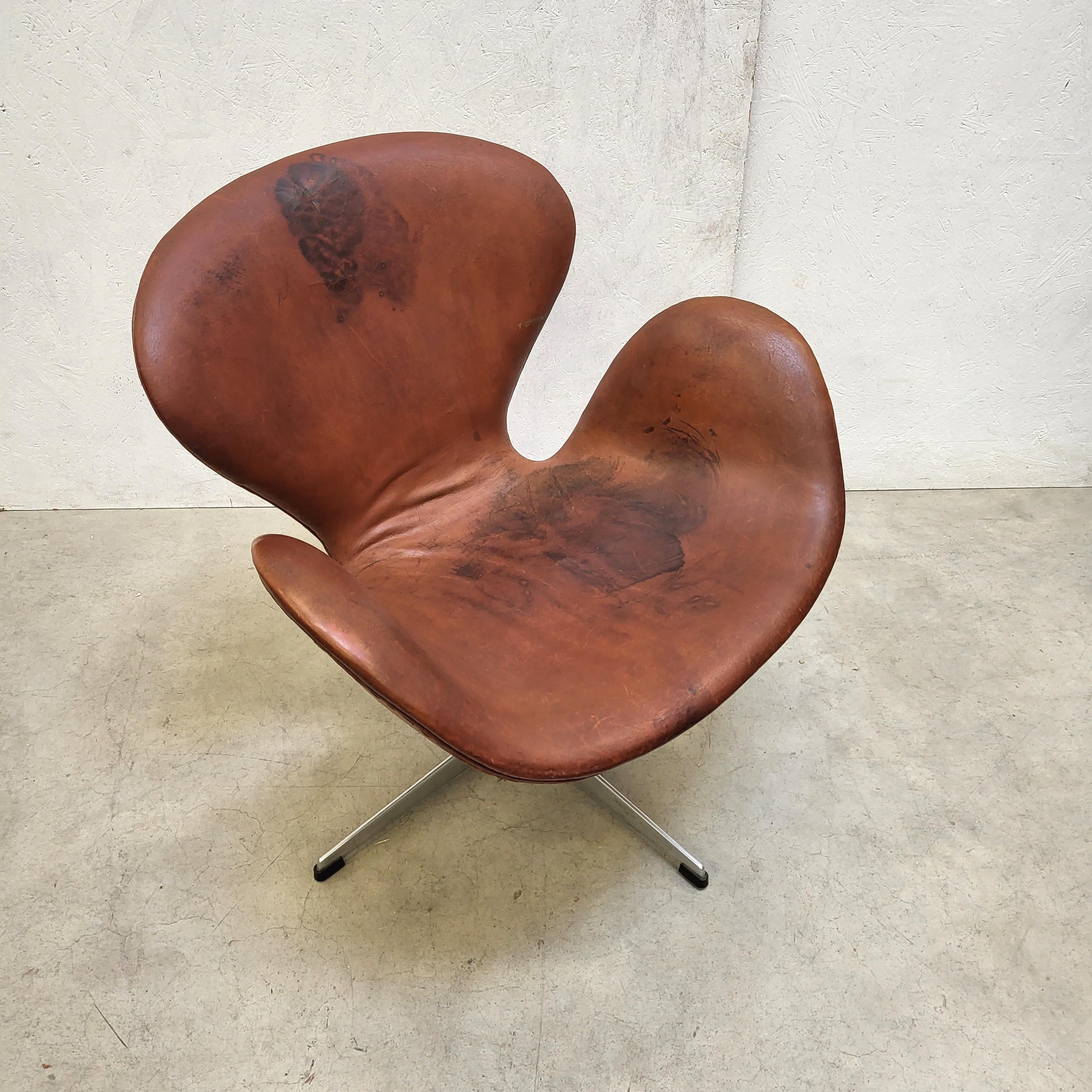 1st Edition Cognac Swan Chair by Arne Jacobsen for Fritz Hansen, 1958 In Good Condition In Aachen, NW