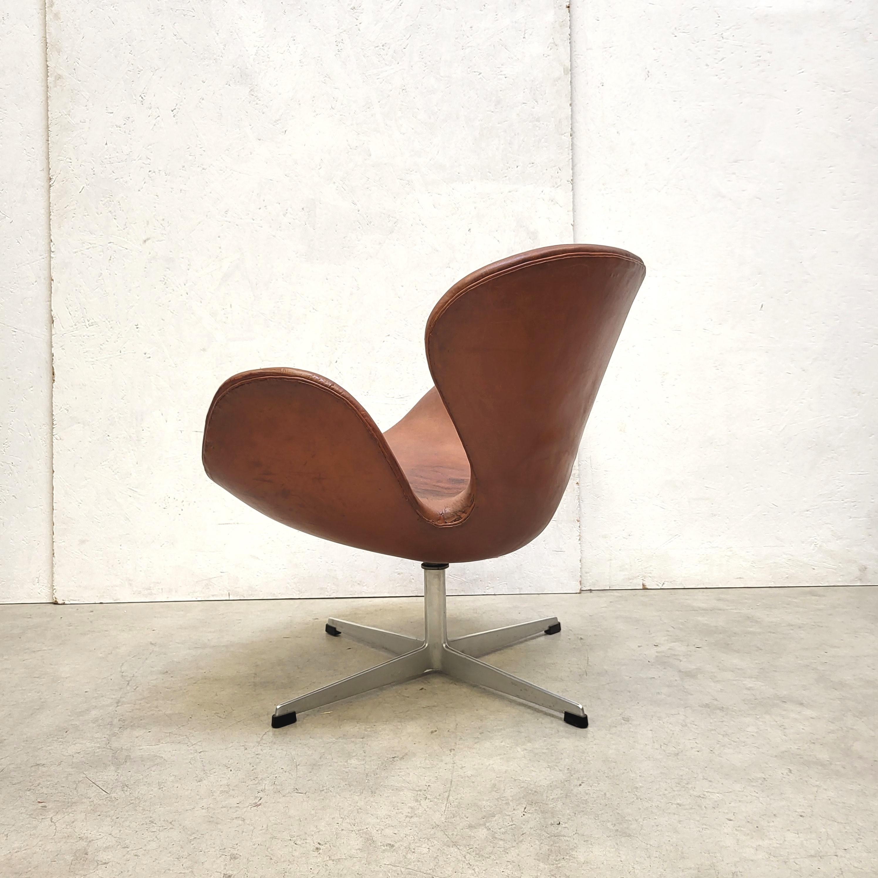 Mid-20th Century 1st Edition Cognac Swan Chair by Arne Jacobsen for Fritz Hansen, 1958 For Sale