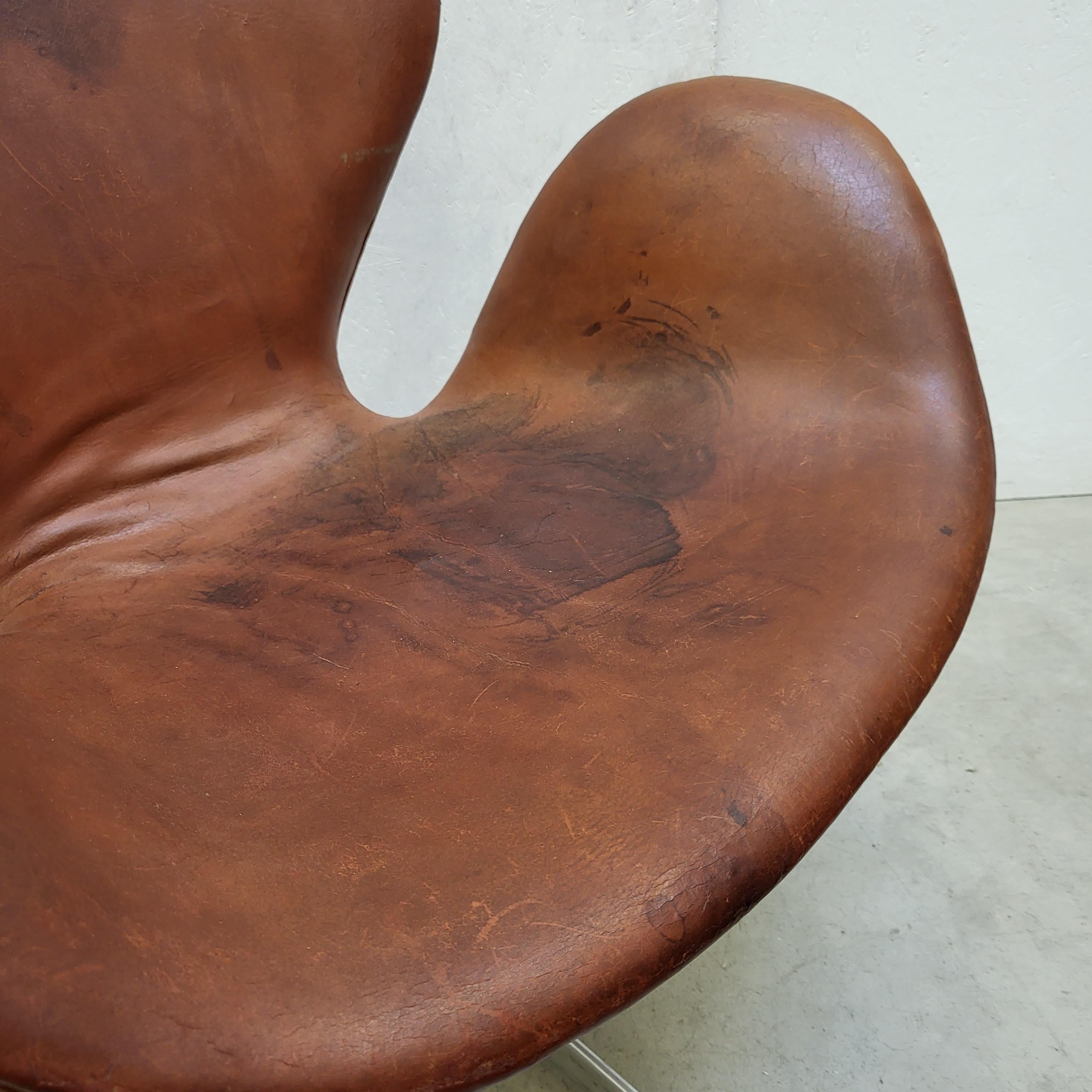 1st Edition Cognac Swan Chair by Arne Jacobsen for Fritz Hansen, 1958 For Sale 1