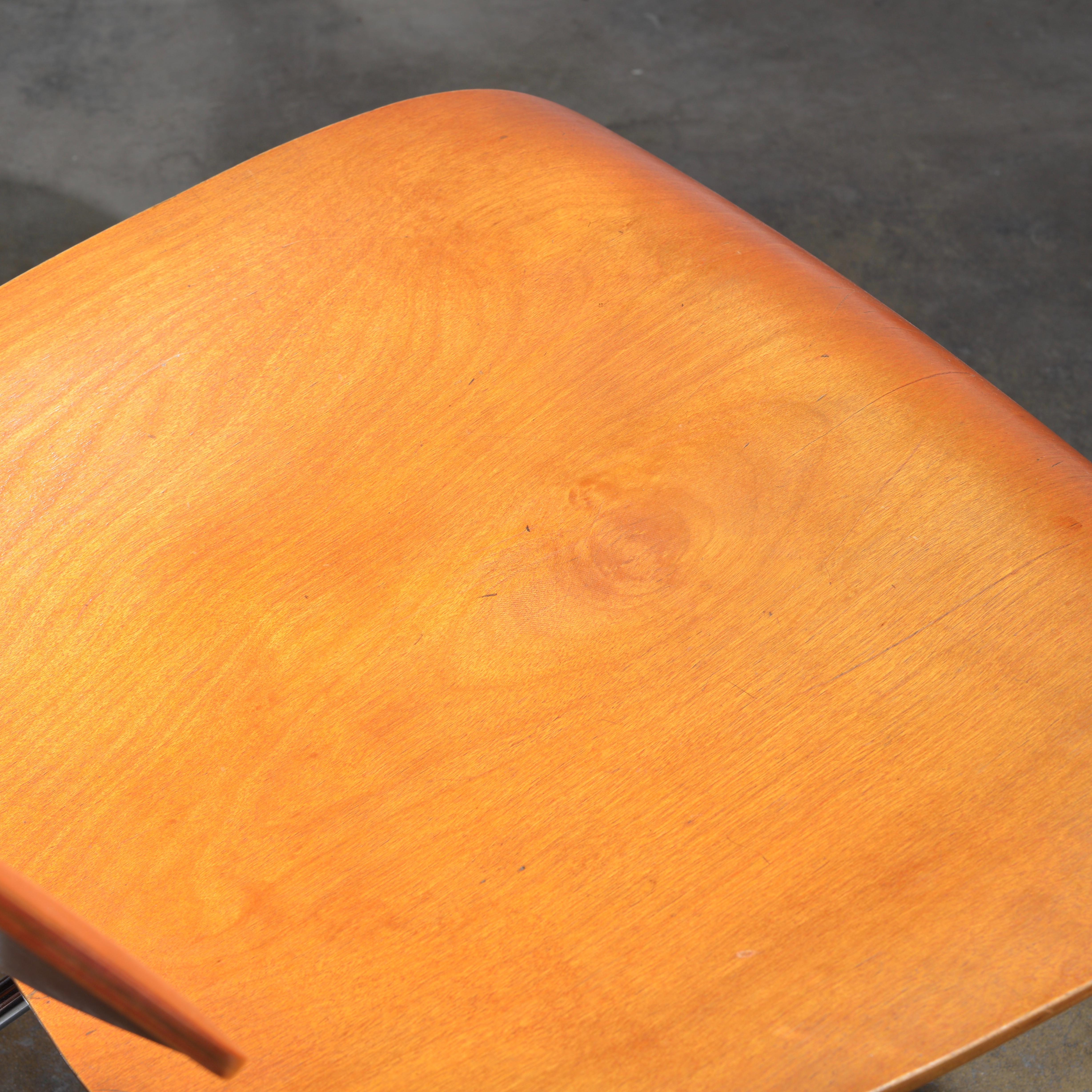 Erstausgabe, roter Analine-Stuhl von Charles und Ray Eames, Lcm 8