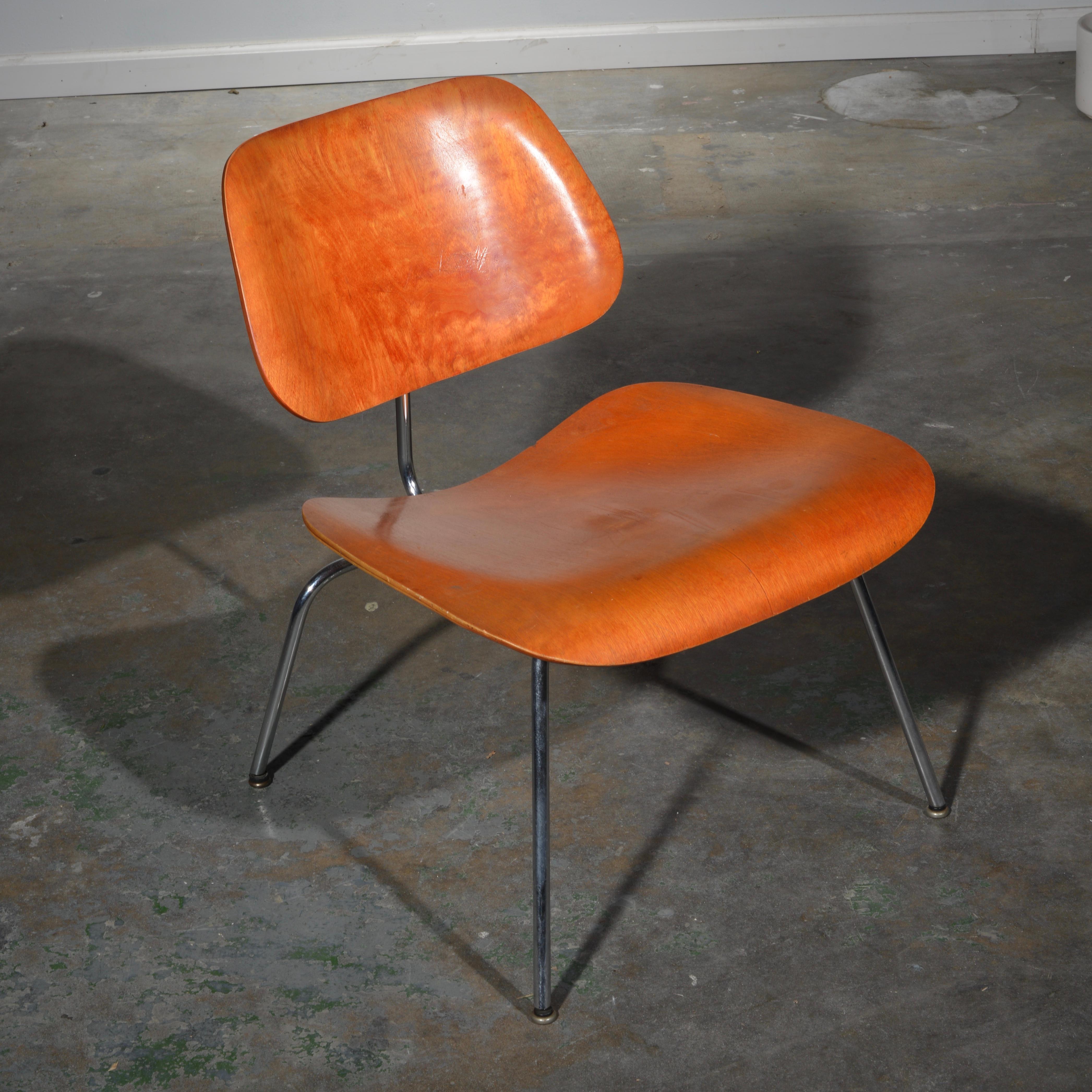 Dies ist ein äußerst seltener LCM-Stuhl aus dem ersten Jahr der Evans-Produktion, entworfen von Charles und Ray Eames. Dieses LCM hat seine ursprüngliche rote Anilinfarbe, verchromte Beine, das Evans Label und die Kuppeln der Silence Gleiter.