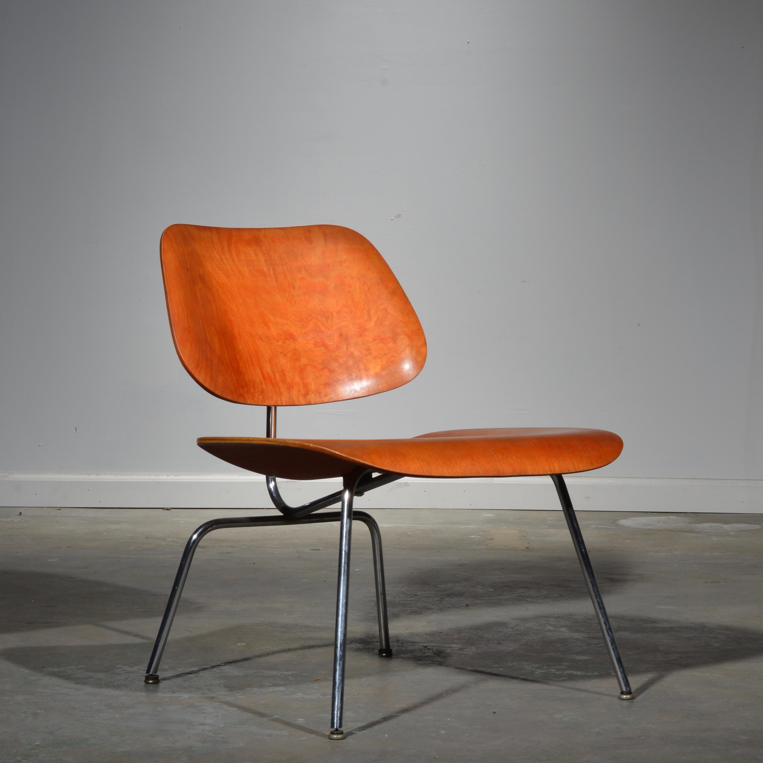 Erstausgabe, roter Analine-Stuhl von Charles und Ray Eames, Lcm im Zustand „Gut“ in Los Angeles, CA
