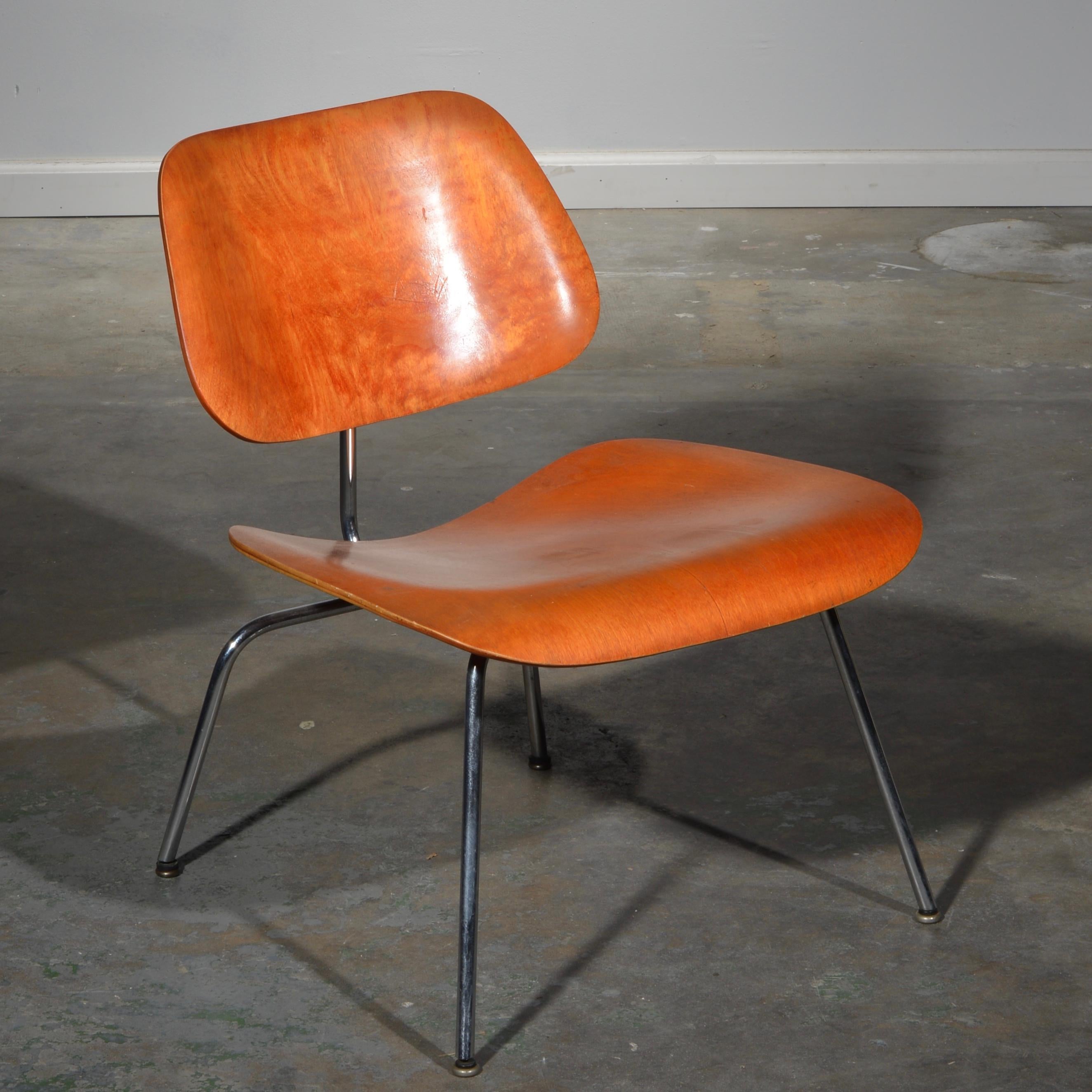 First Edition Evans Red Analine Lcm Chair by Charles and Ray Eames In Good Condition In Los Angeles, CA