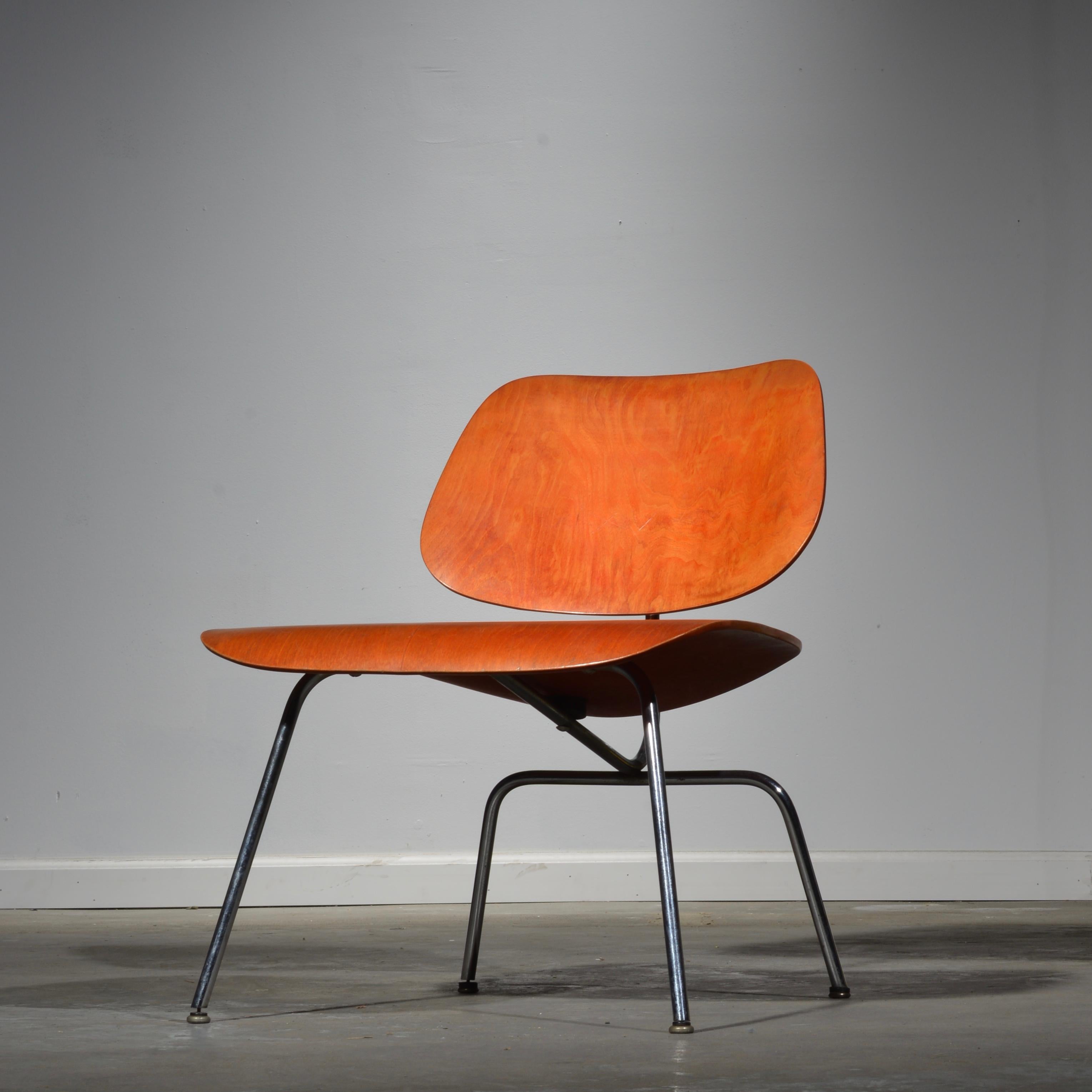Erstausgabe, roter Analine-Stuhl von Charles und Ray Eames, Lcm (Metall)