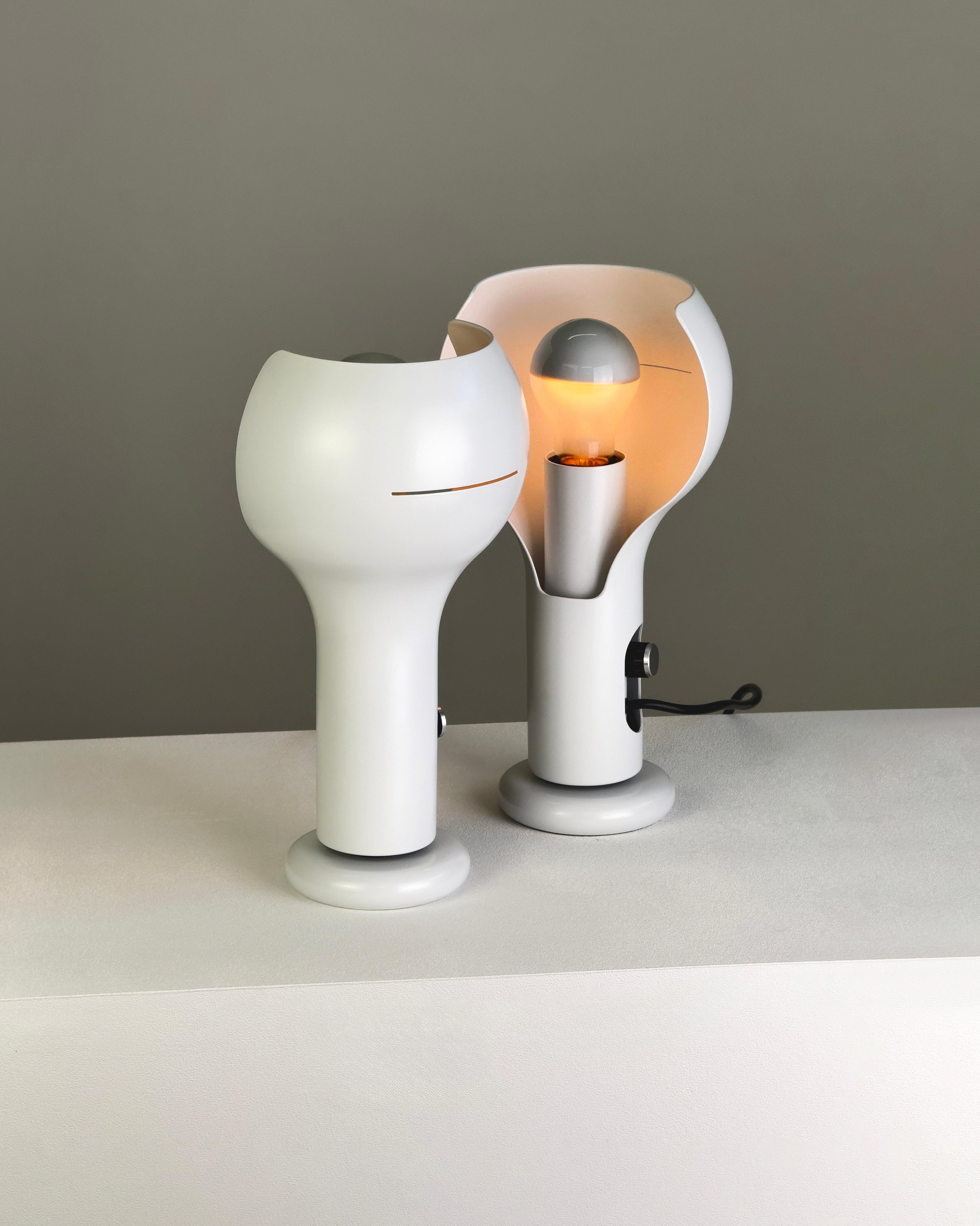 Métal 1ère édition des lampes de table Flash, Model No 2207, par Joe Colombo pour O-Luce, Italie 1968 en vente