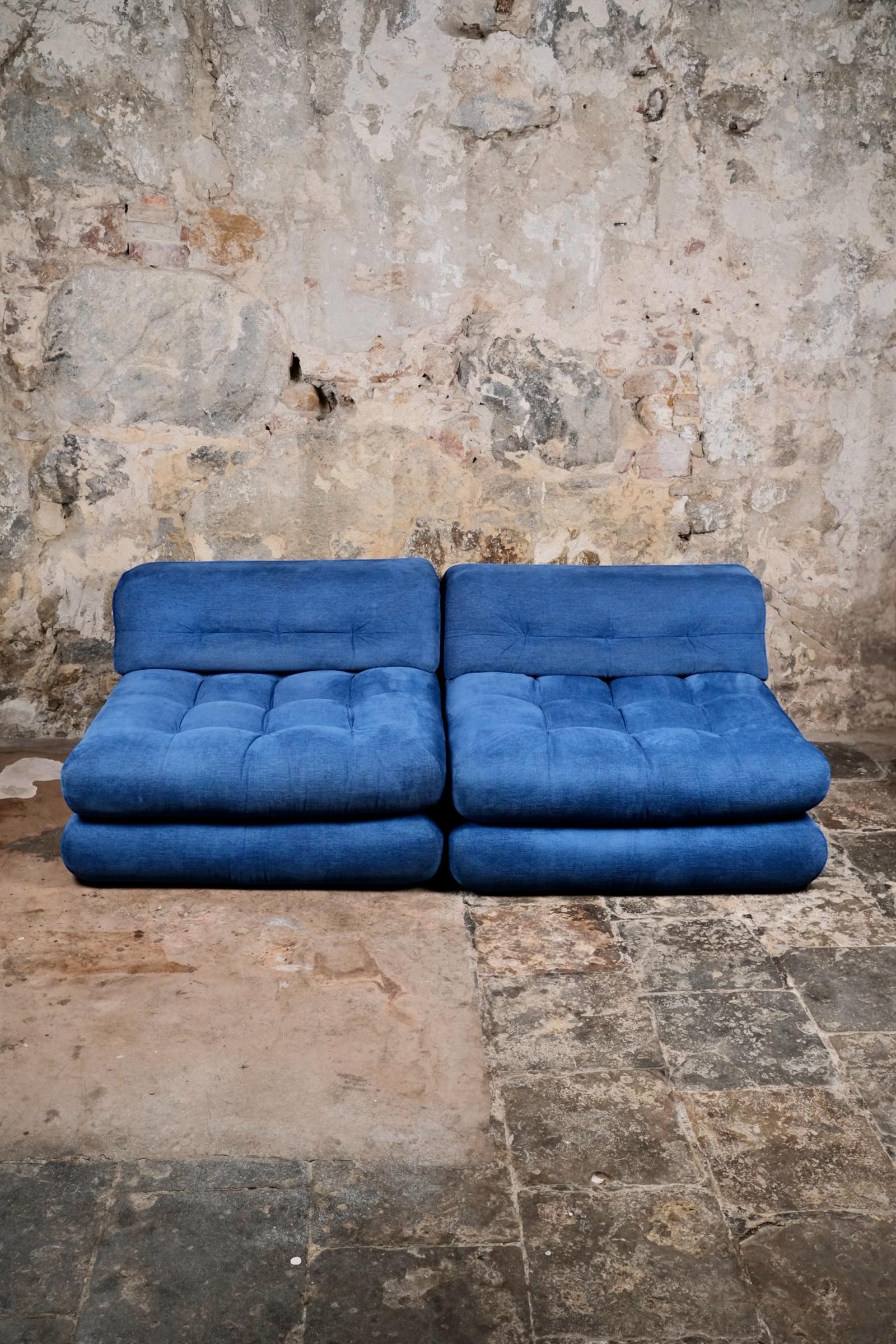 Canapé sectionnel Mah Jong, première édition, un célèbre design de Hans Hopfer pour Roche Bobois, datant des années 1970.
Fabriqué en France, il est composé de 6 éléments : 4 assises et 2 dossiers. 
Entièrement modulable, vous pouvez ajouter autant