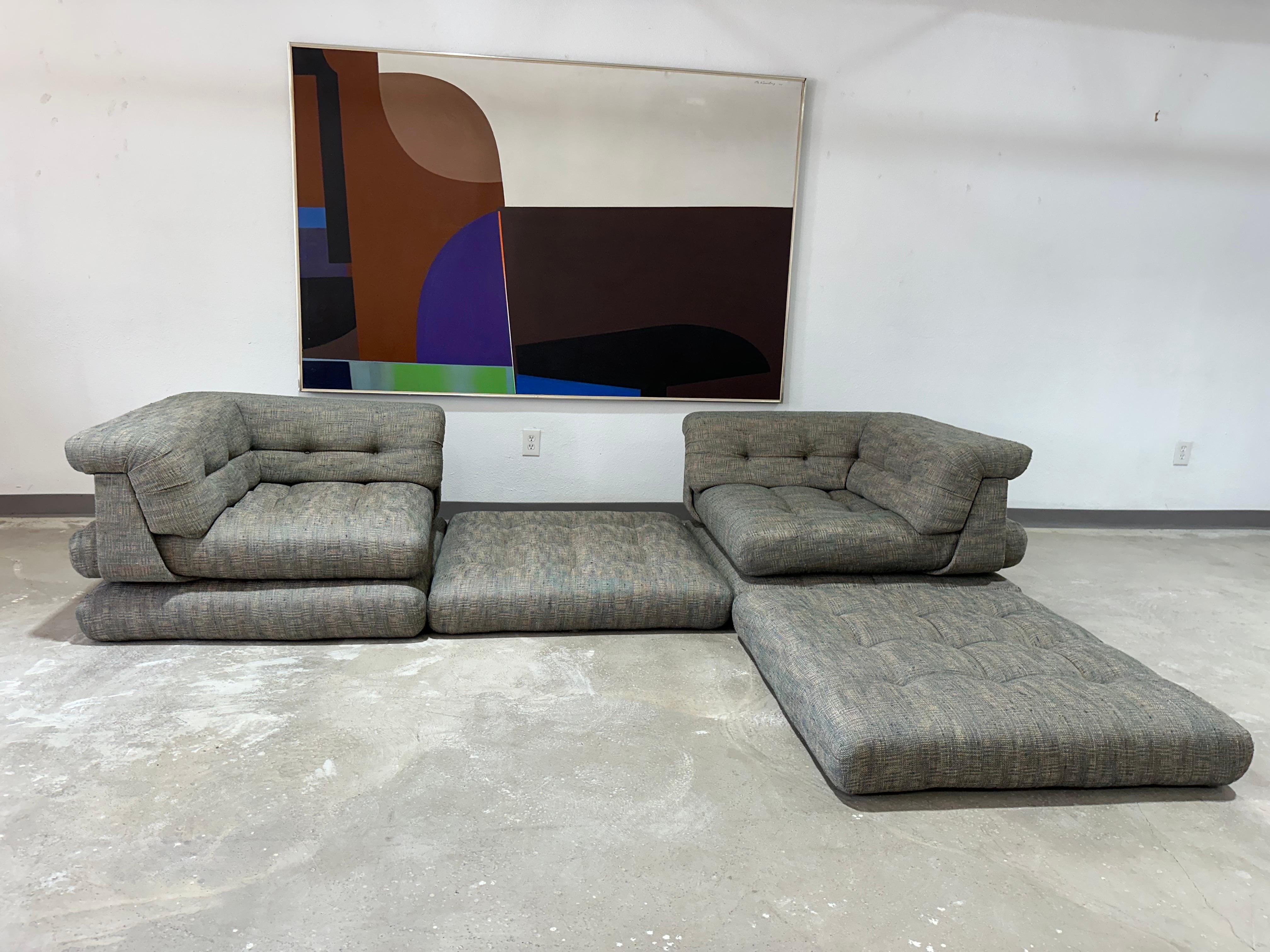 Iconique canapé modulaire Mah Jong de première édition conçu par Hans Hopfer pour Roche Bobois France c.1975. Tapissé dans le tissu d'origine en maille bleue multi-tonale avec des fils de beige et de rose/pêche doux. L'ensemble se compose de 4