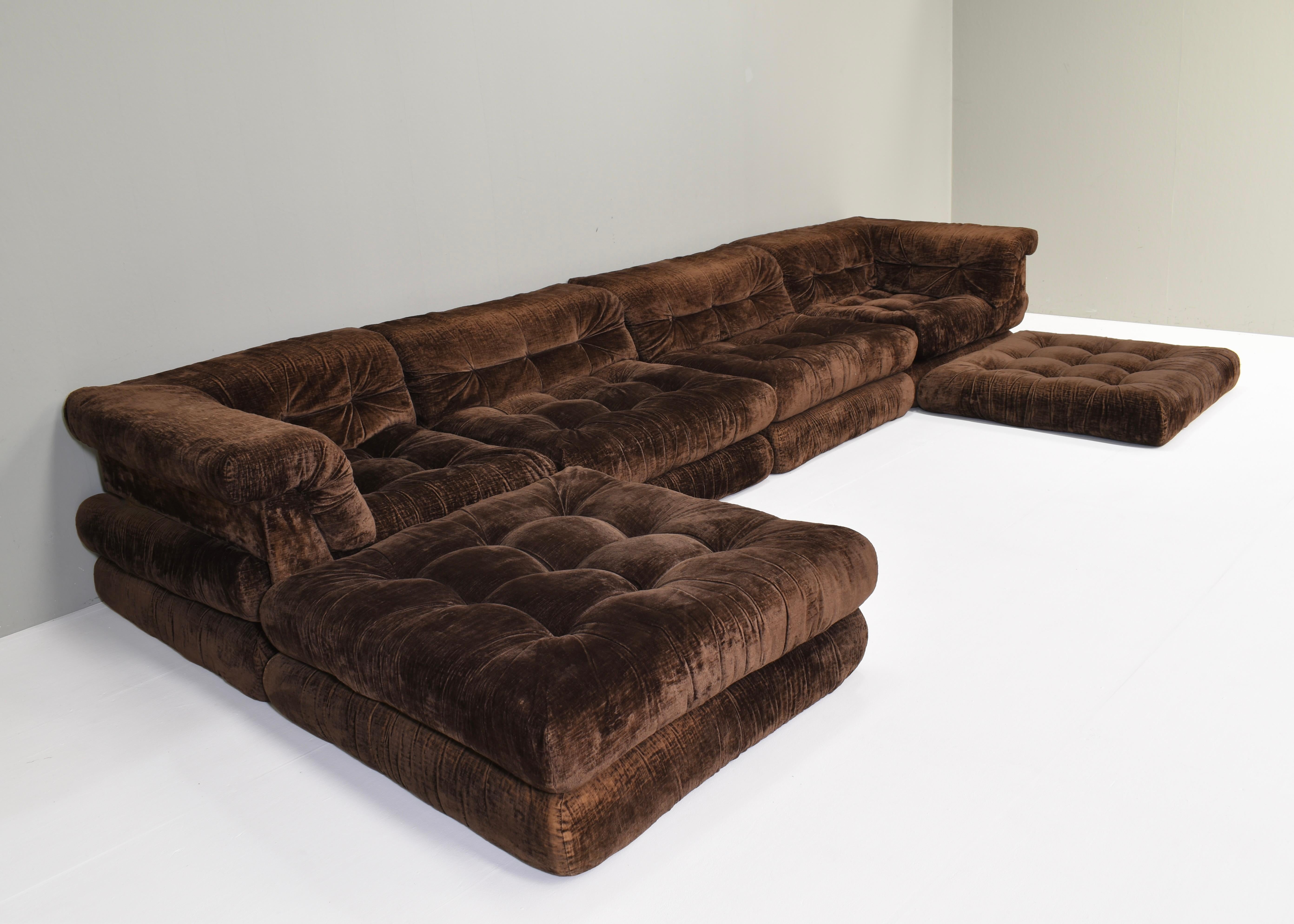 Introducing the 1st Edition 'Mah Jong' sofa by Hans Hopfer for Roche Bobois — a timeless masterpiece of modern design and luxurious comfort. The fabric is still strong but the Mohair has a lot of wear and is gone on some places due to use and age.