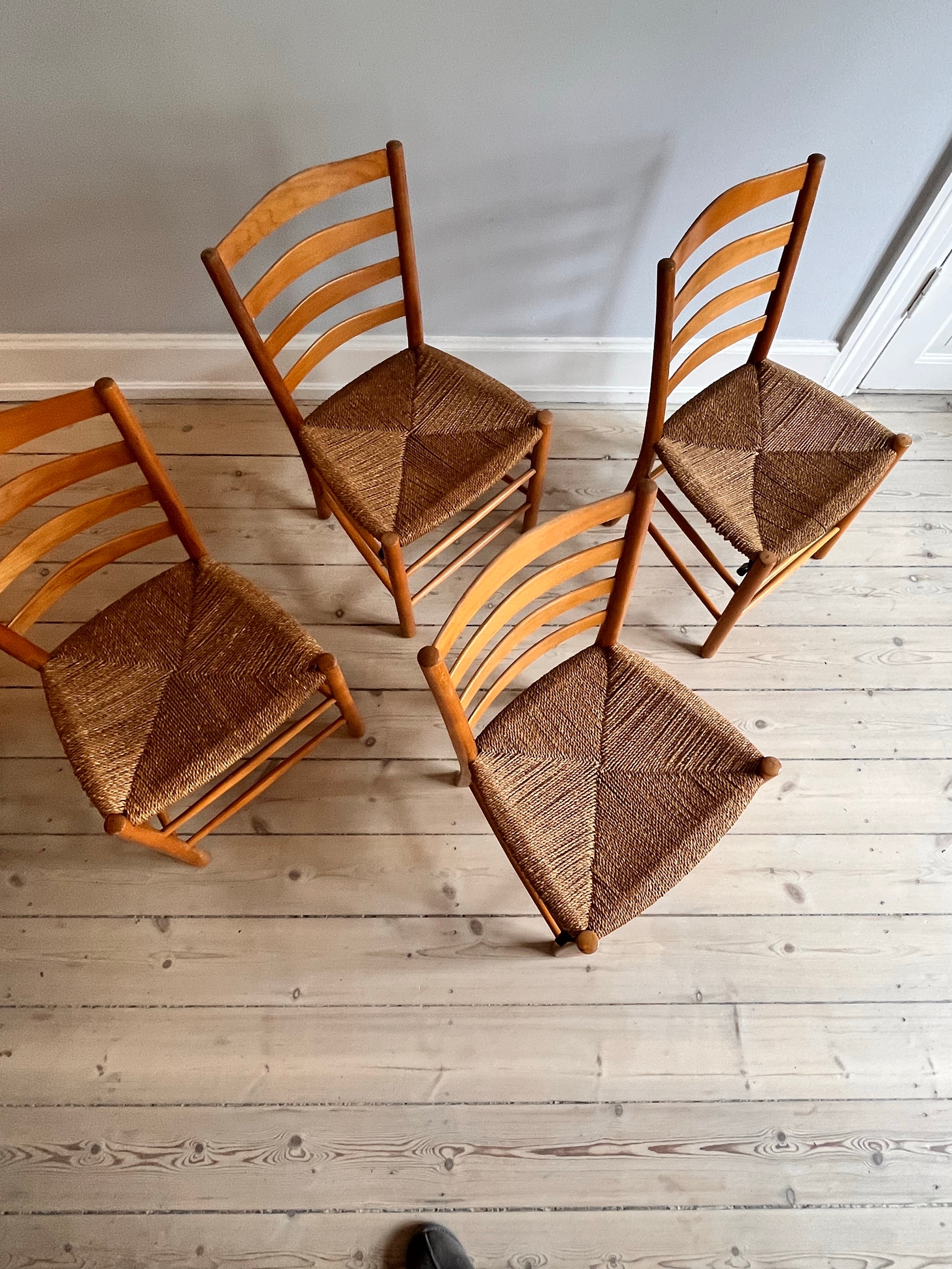1. Auflage des Iconic Church's Chair von Kaare Klint. Ursprünglich für die Bethlehem Church's in Kopenhagen entworfen. 

Die Stühle sind aus lackierter Buche gefertigt und haben eine Sitzfläche aus Seegras. Da sie original sind und in der Bethlehem