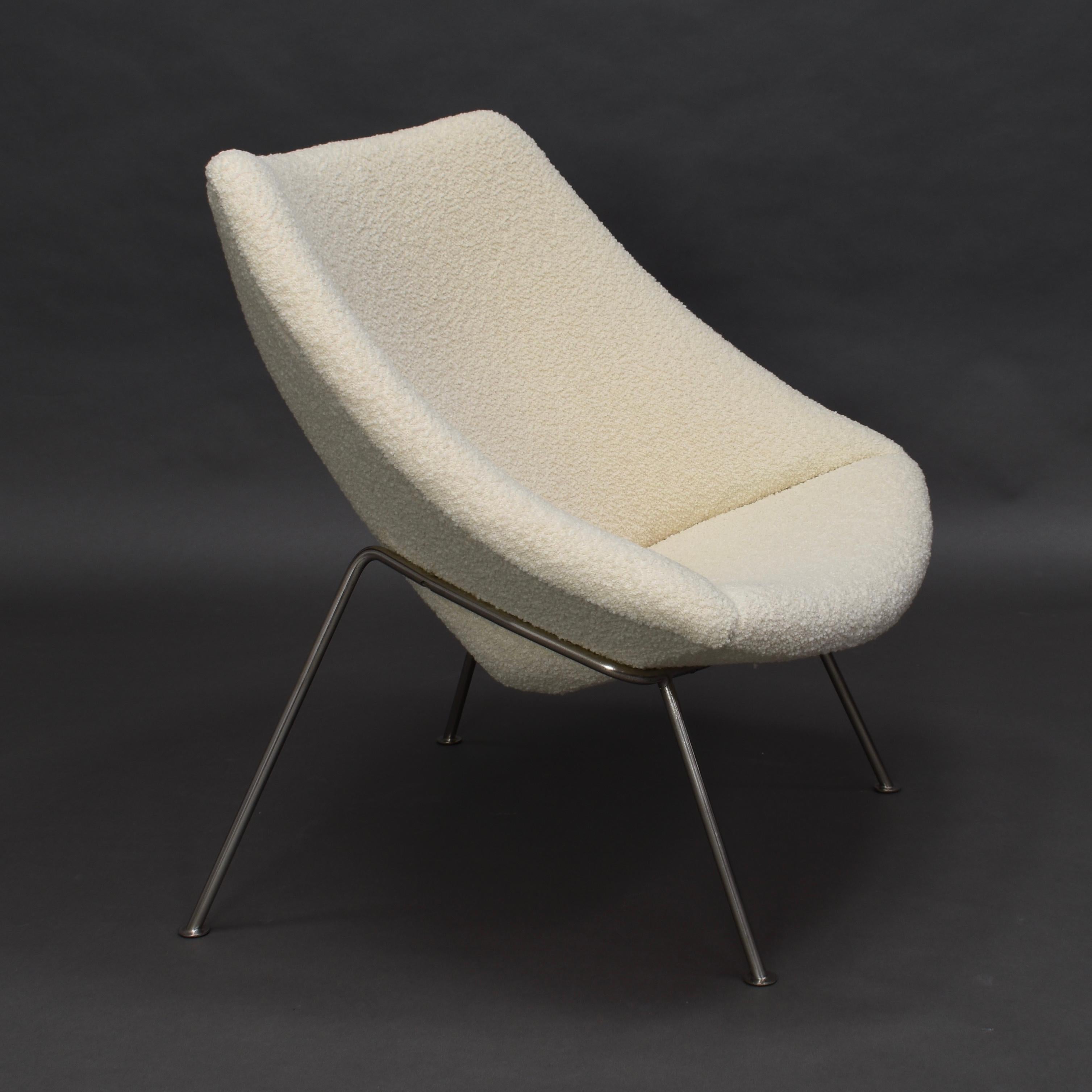 Early 1st edition production ‘Oyster’ F157 lounge chair by Pierre Paulin for Artifort – 1965.

The early metal bases were made of brushed stainless steel. The new modern ones are made of chromed metal.

The chair has been reupholstered in a