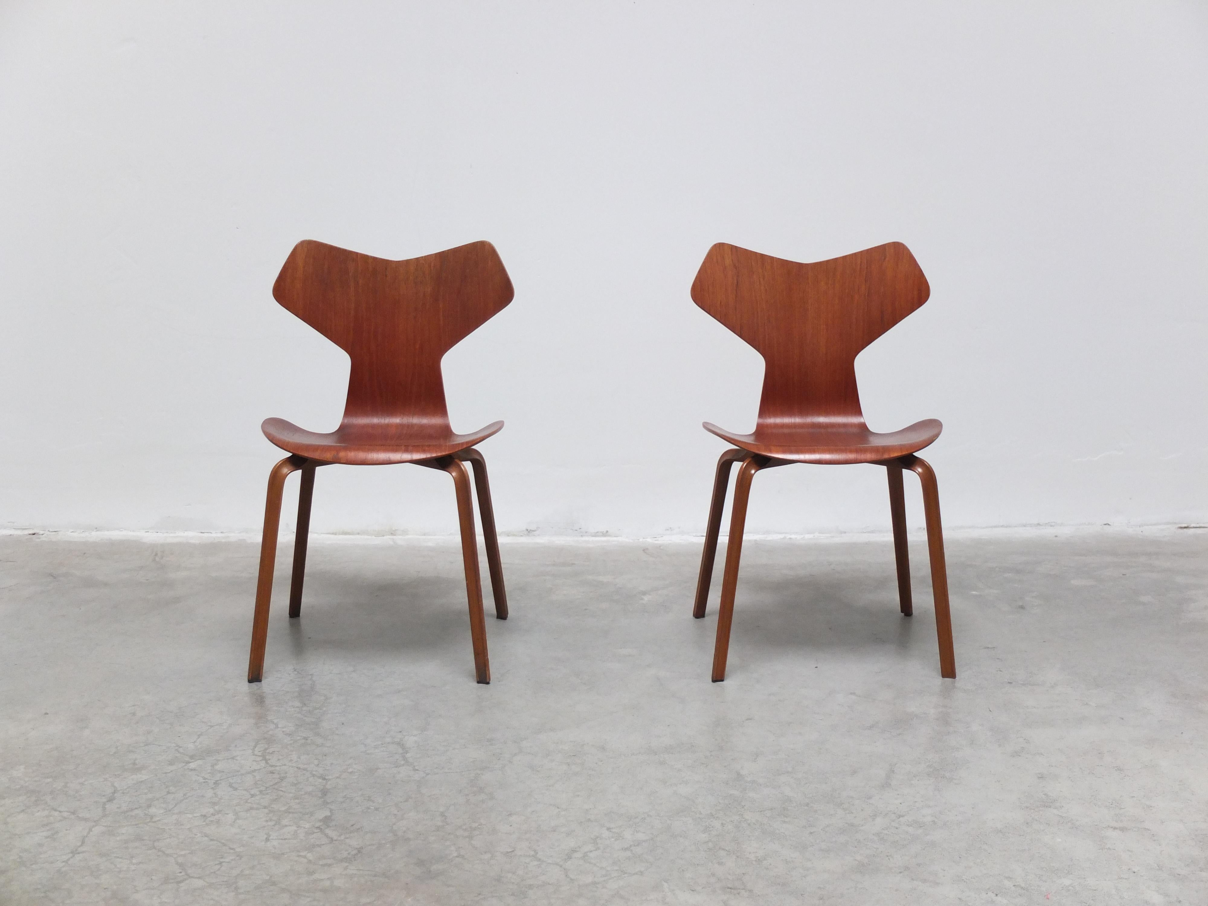 Exceptionnelle paire de chaises 