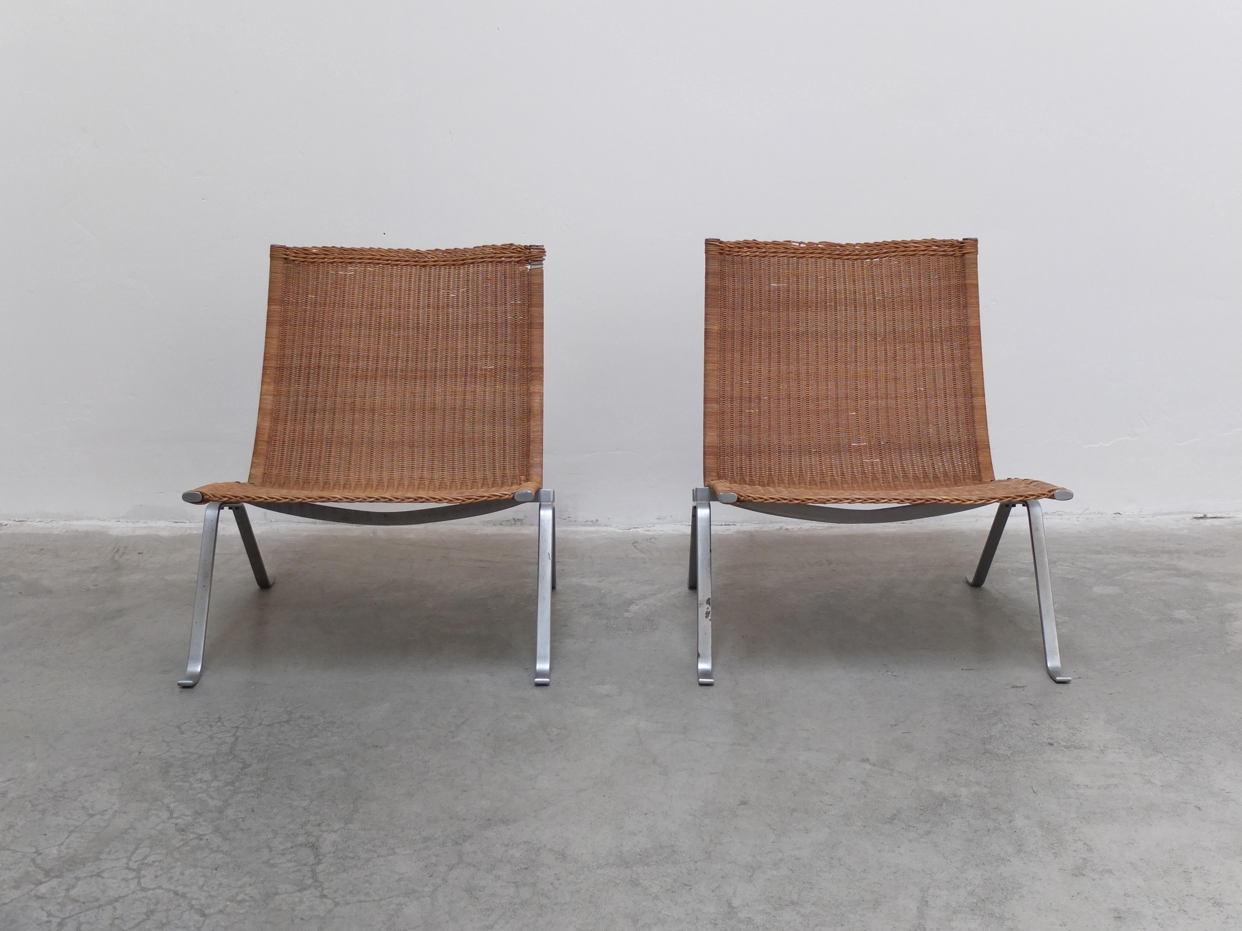 Fantastique paire de fauteuils 'PK22' en osier naturel conçus par Poul Kjærholm en 1956. Exceptionnel car il s'agit de l'une des premières productions non timbrées d'EKC des années 1950. Les sièges en osier d'origine ont une belle patine grâce à