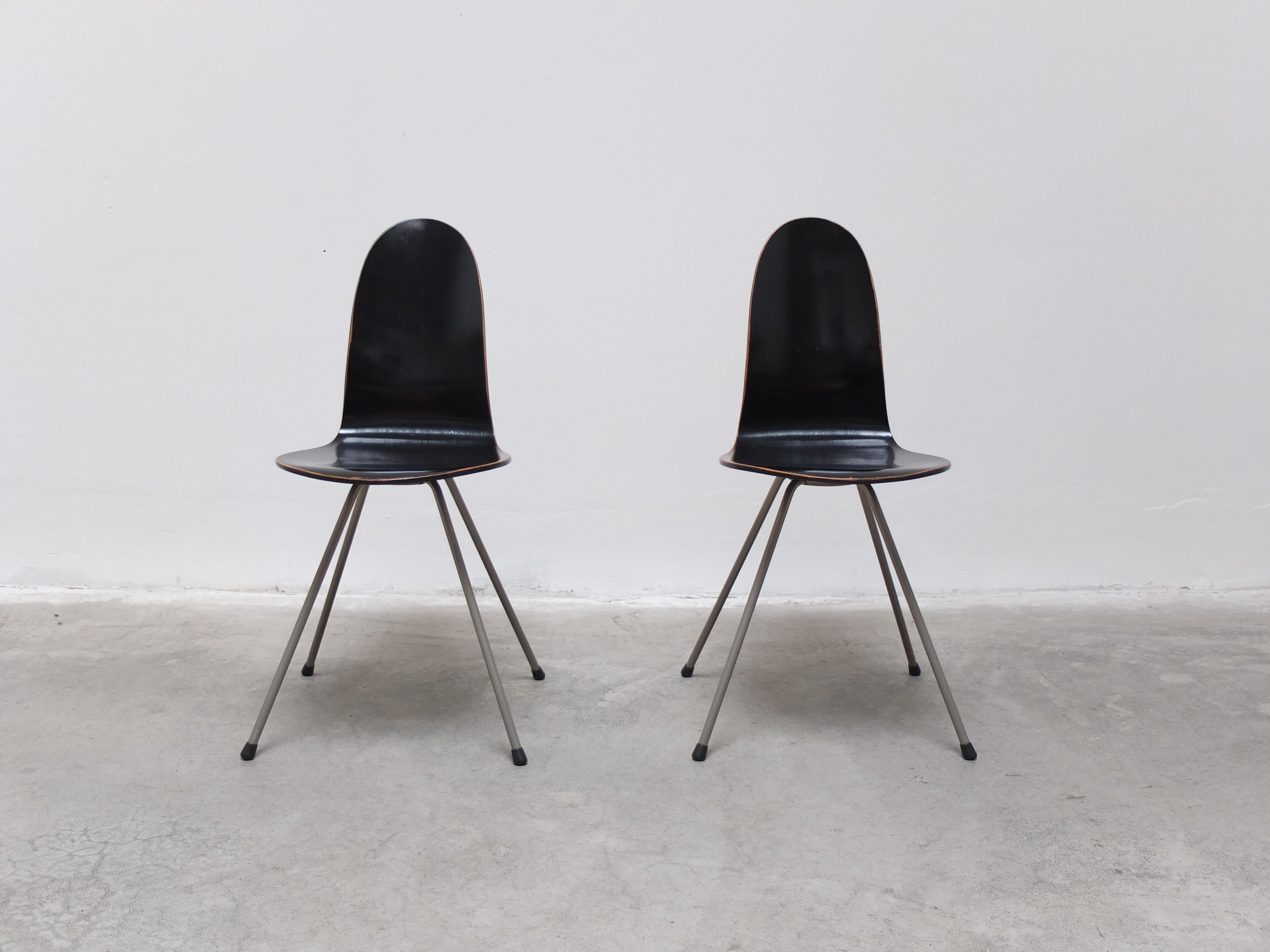 A remarkable find right here: two rare ‘Tongue’ chairs designed by Arne Jacobsen in 1955 for the Munkegaard school. This model is hard to find and this particular pair is among the first Fritz Hansen productions from the 1950s which makes them very