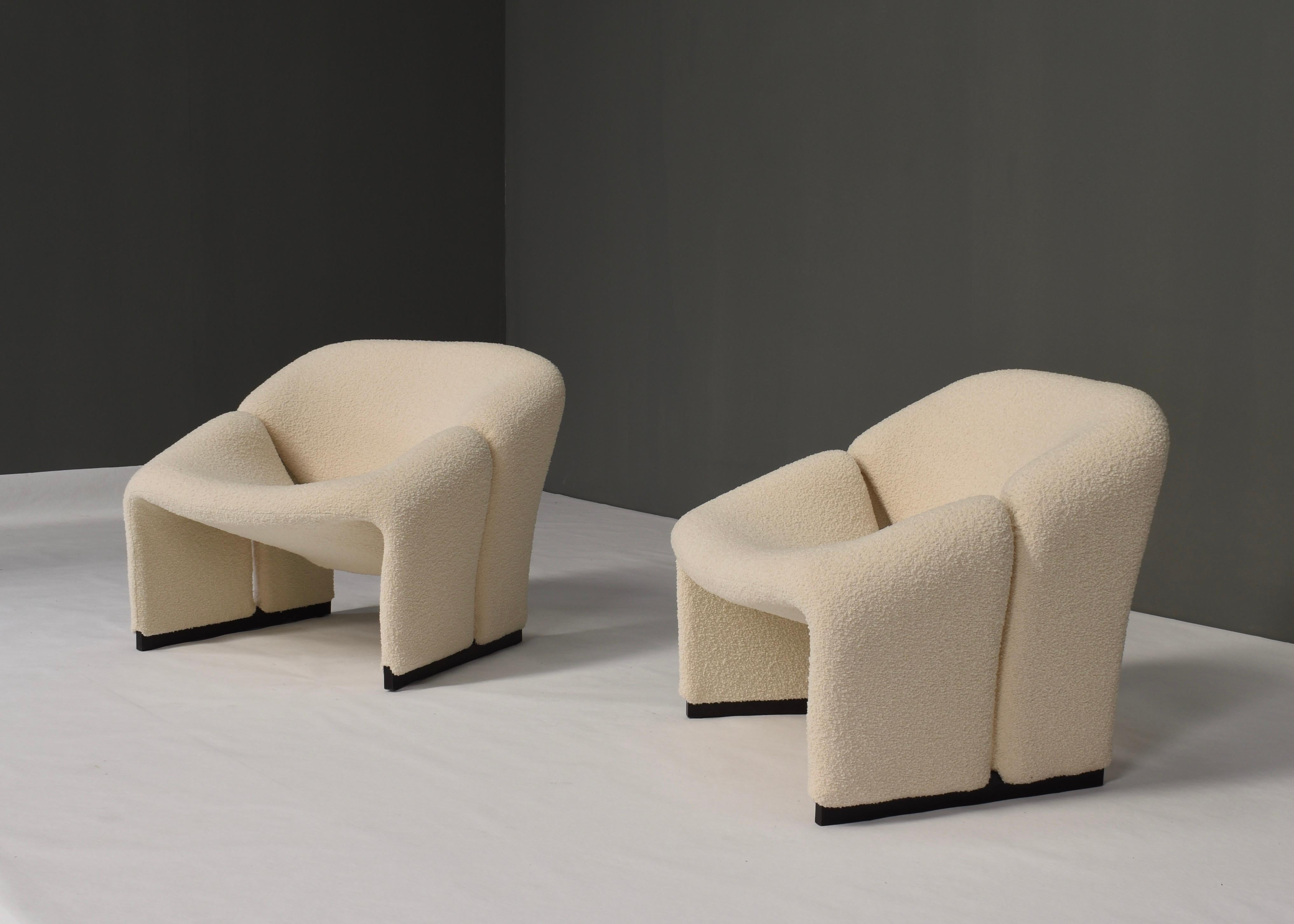 Pair of 1st editionf598 ‘Groovy’ 'M' lounge chairs by Pierre Paulin for Artifort – Netherlands, 1972.

The chairs have been new upholstered in a beautiful off-white bouclé wool fabric from Paris. 
The foam interior also has been replaced, as well