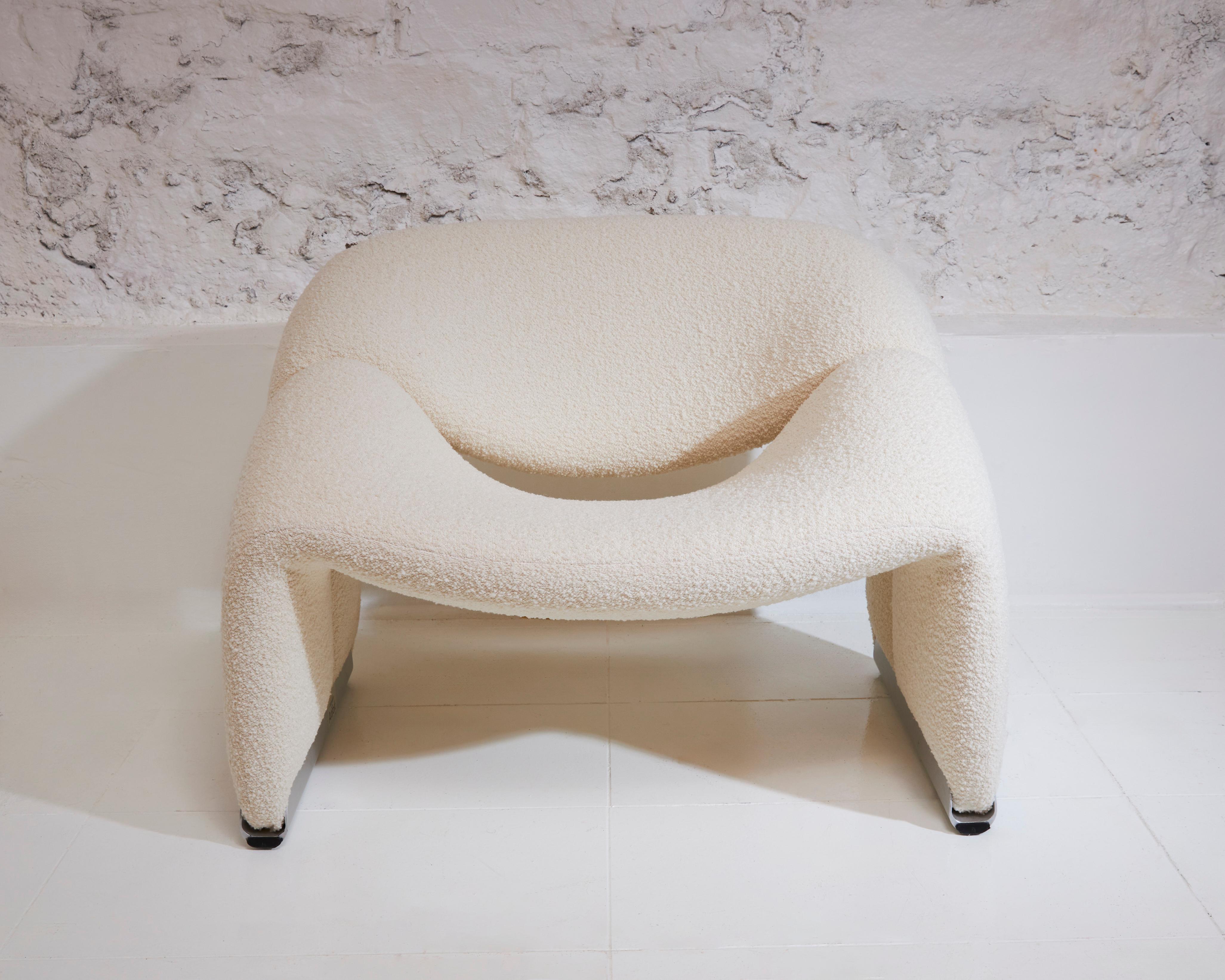 Der von Pierre Paulin entworfene Stuhl Groovy verkörpert mit seinem innovativen Design und seinem ikonischen Stil den Geist der 60er und 70er Jahre. Der renommierte französische Designer Paulin entwarf den Groovy-Stuhl 1966 für Artifort, einen
