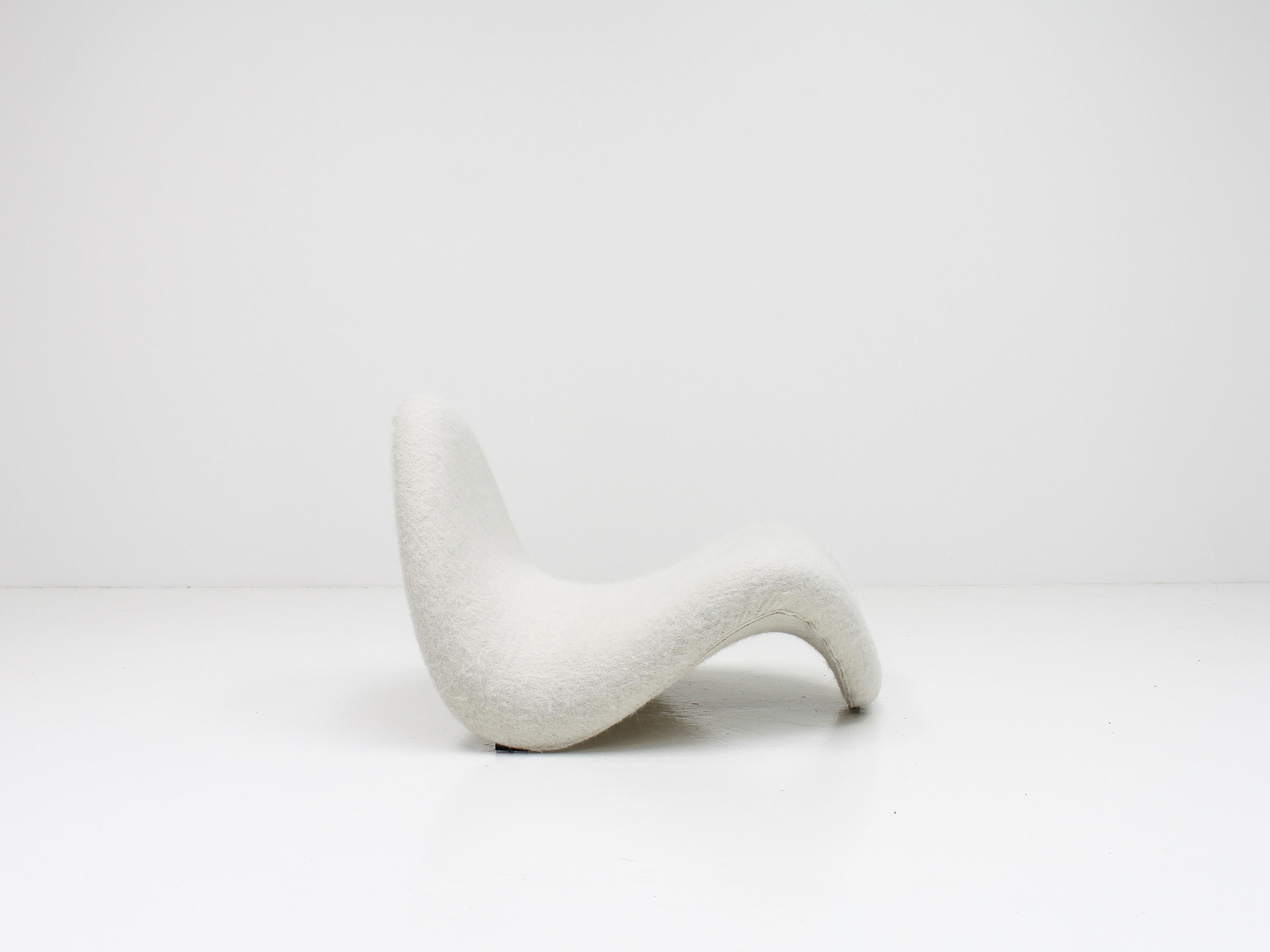 A first edition Pierre Paulin tongue lounge chair in newly upholstered in fluffy wool, mohair and alpaca fabric which is produced by one of the most luxurious fabric manufacturers in the world, Pierre Frey.

Manufactured by Artifort, 1960s, now