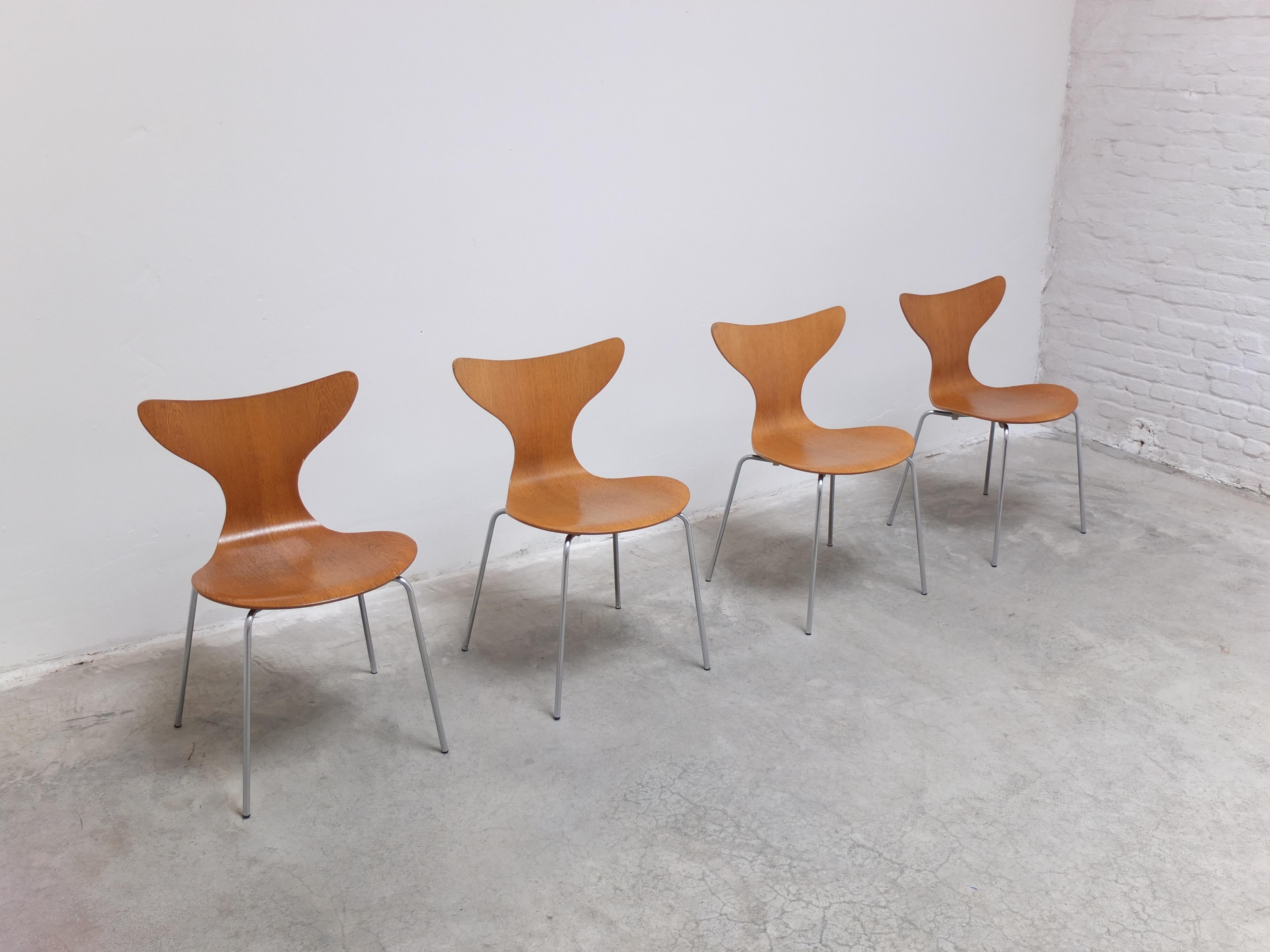 Scandinave moderne Ensemble de 4 chaises 