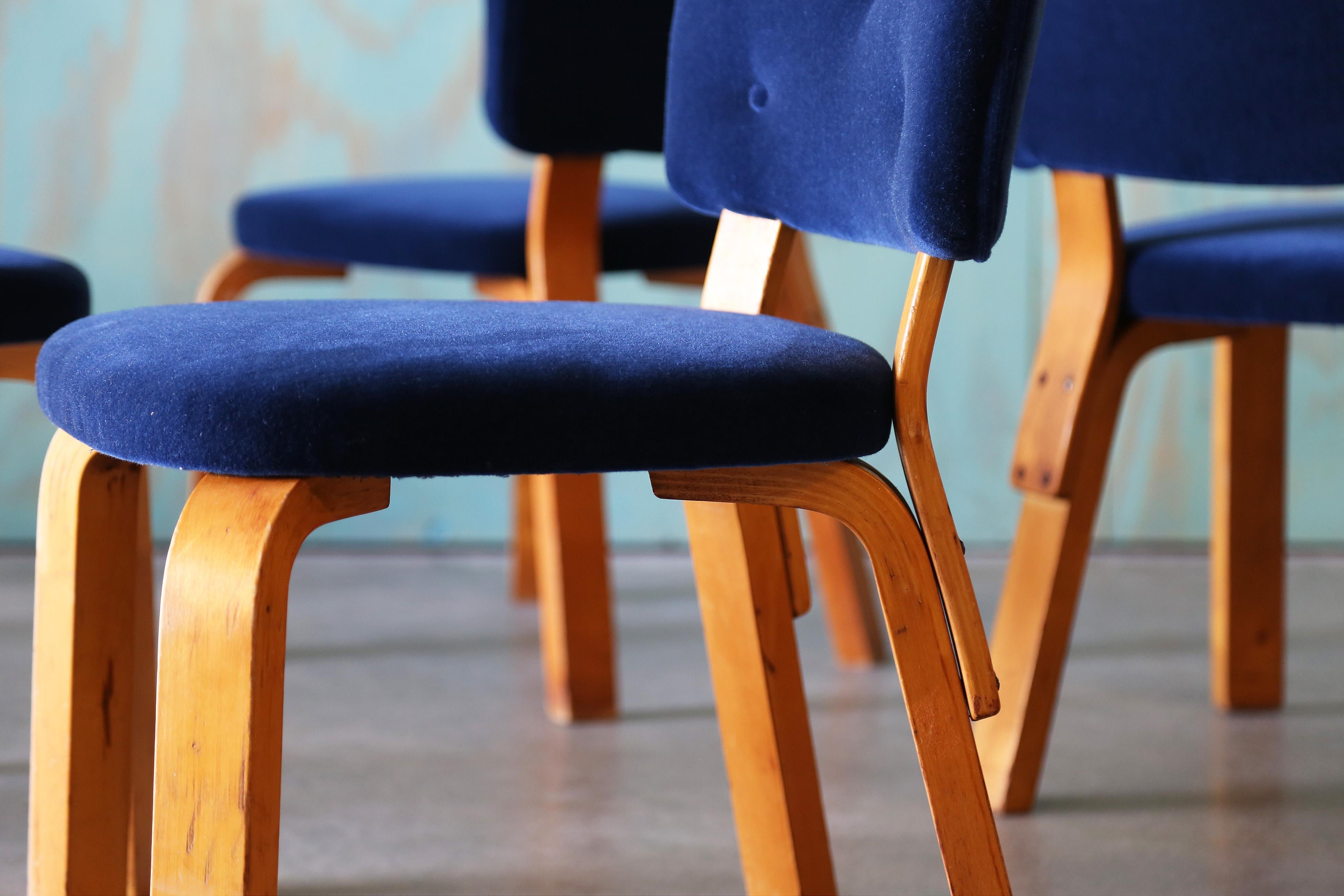 Raro juego de 6 sillas de comedor, modelo 62 diseñado por Alvar Aalto. Se trata de primeras ediciones realizadas y producidas por FinSven a principios de la década de 1930. A punto de cumplir 100 años, estas sillas resisten el paso del tiempo y
