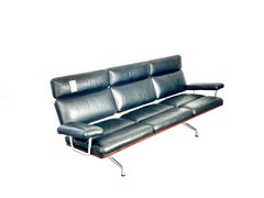 Divano Softpad ES108 1a edizione, progettato da Charles e Ray Eames nel 1984.