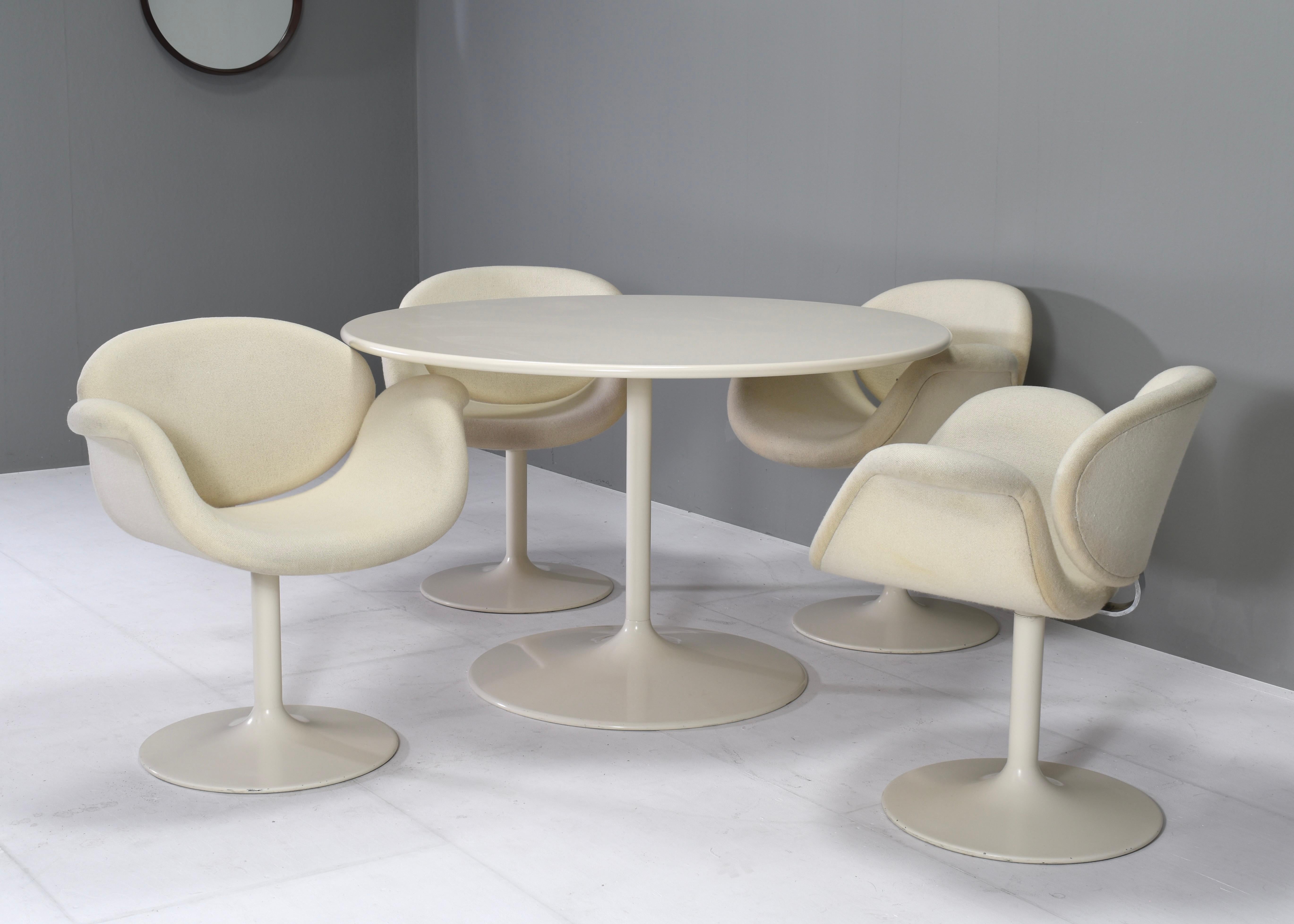 Very rare and complete 1st edition dinner set by Pierre Paulin for Artifort, Netherlands – 1965.
This is a rare and complete 1st edition set.
The chairs swivel. The table top has been professionally refinished in the same colour. The fabric is